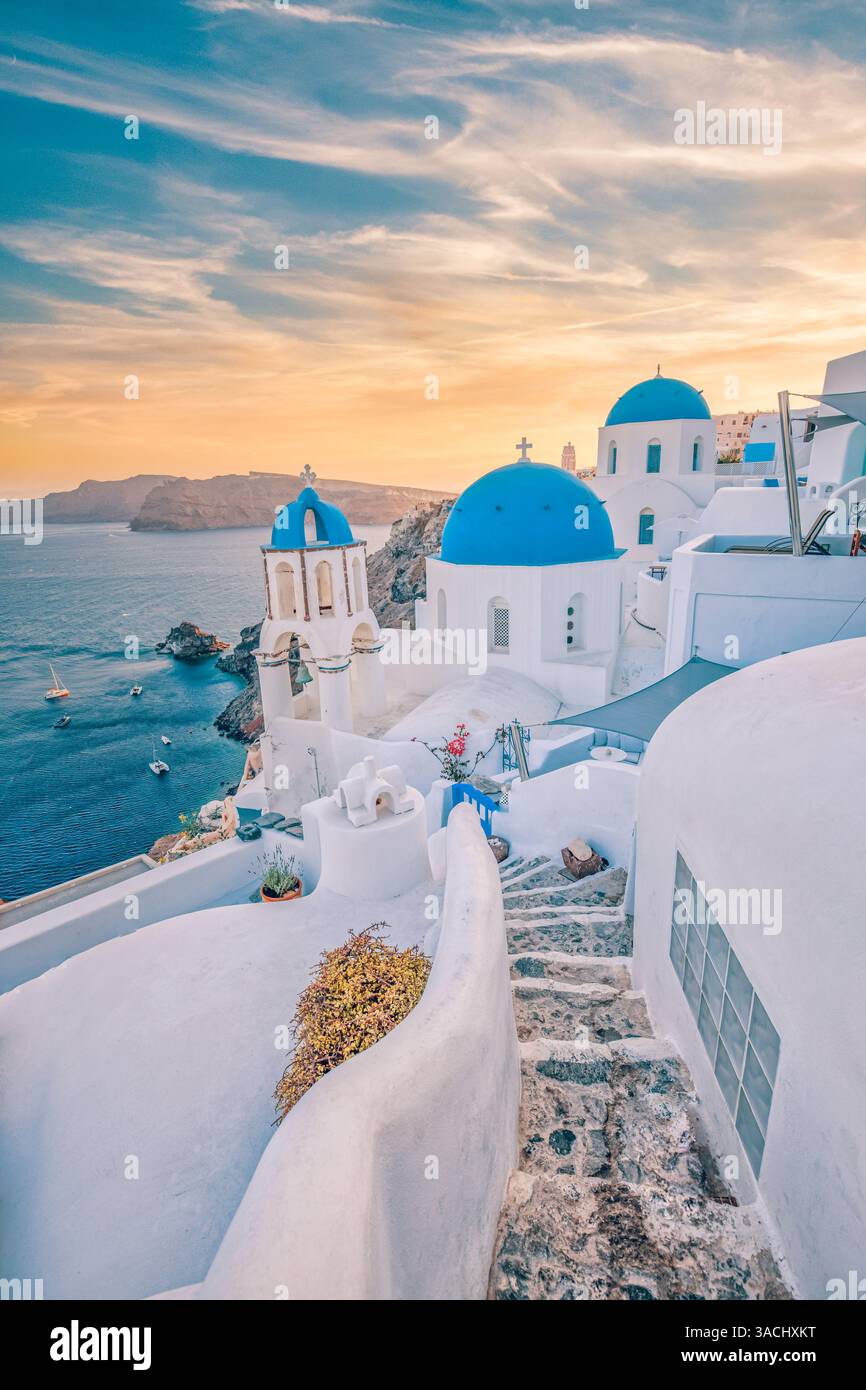 Sommerziel Europa. Reisetourismus, Sonnenuntergang, berühmte Landschaft der Insel Santorin, Oia, Griechenland. Caldera romantische bunte Wolken, Traum Stockfoto