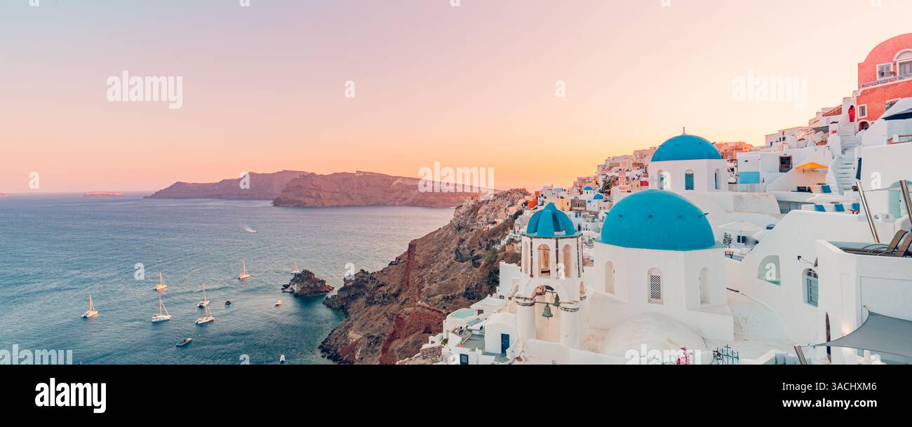 Sommerziel Europa. Reisetourismus, Sonnenuntergang, berühmte Landschaft der Insel Santorin, Oia, Griechenland. Caldera romantische bunte Wolken, Traum Stockfoto