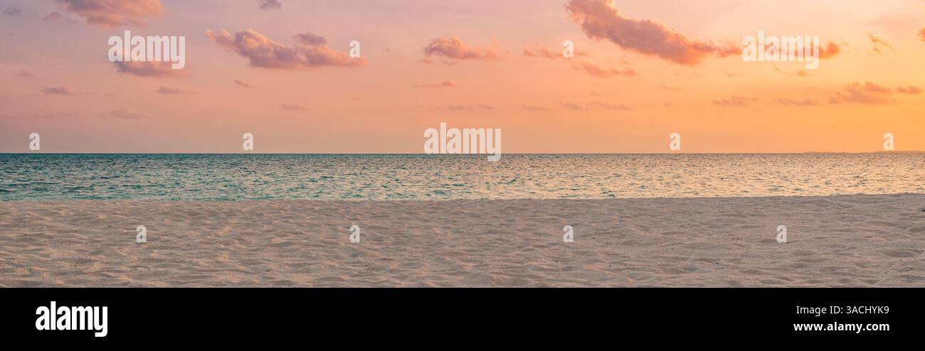 Nahaufnahme Meer Sandstrand. Panoramablick auf die Strandlandschaft. Inspirieren Sie den tropischen Strand am Horizont. Orange Gold Sonnenuntergang Himmel Ruhe Ruhe Entspannung Meer Küste Stockfoto