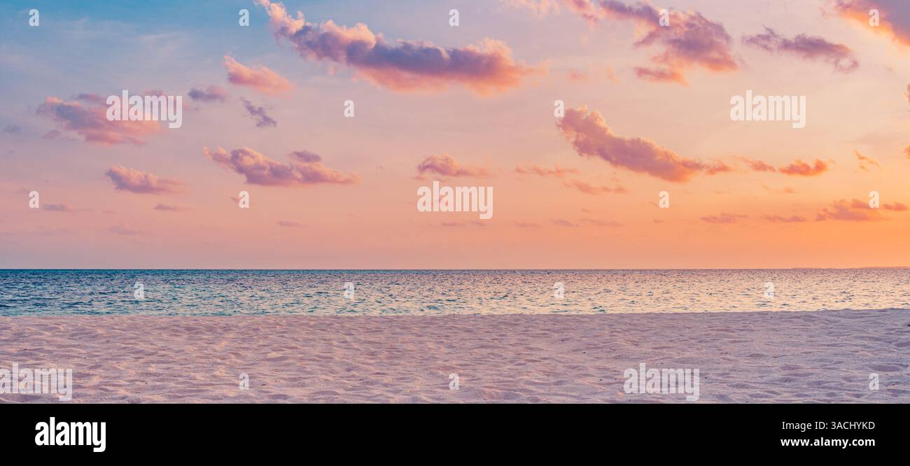 Nahaufnahme Meer Sandstrand. Panoramablick auf die Strandlandschaft. Inspirieren Sie den tropischen Strand am Horizont. Orange Gold Sonnenuntergang Himmel Ruhe Ruhe Entspannung Meer Küste Stockfoto