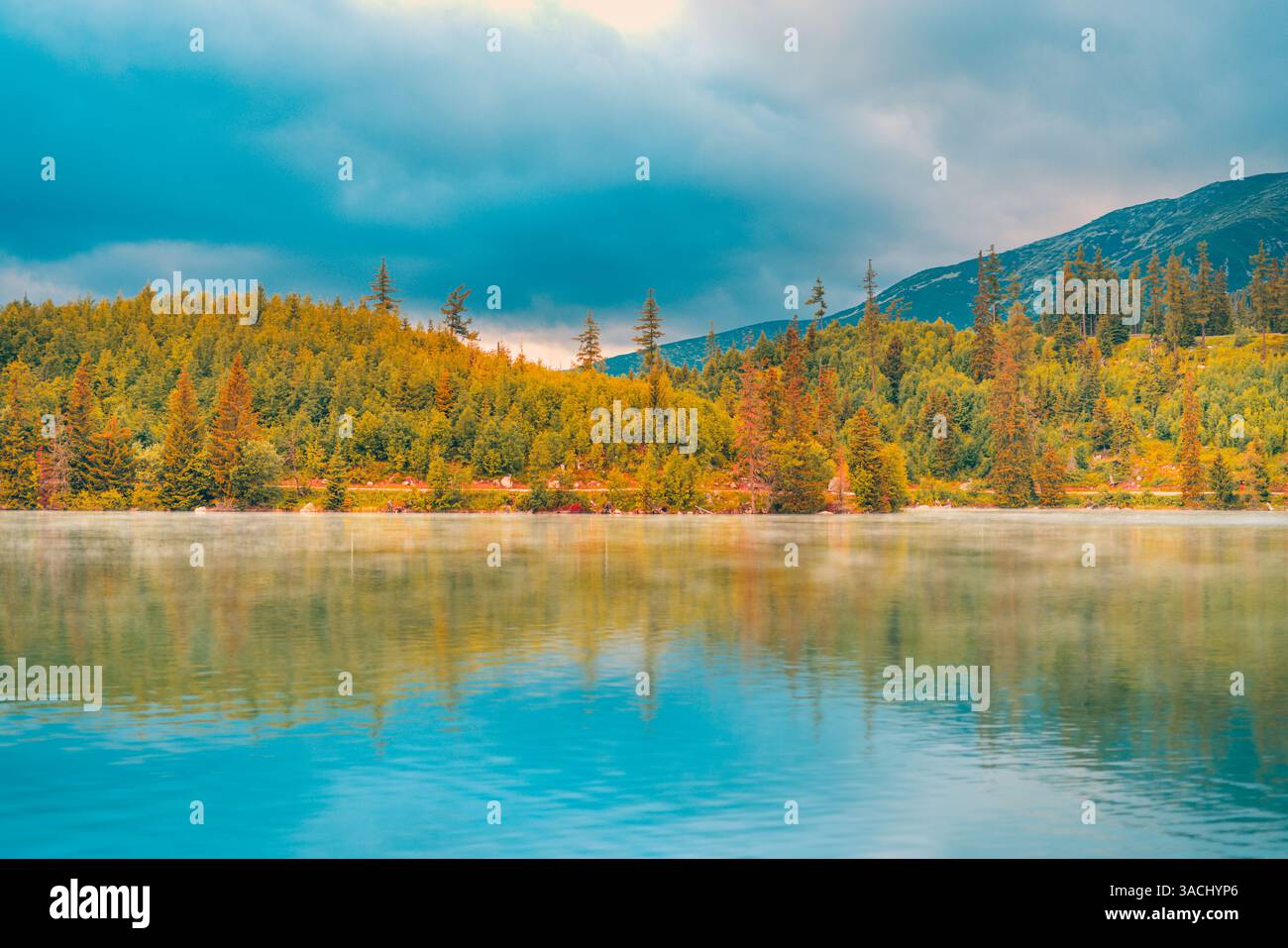 Bergsee-Landschaft mit gelben, goldenen Herbstfarben malerische Berggipfel klares Wasser ruhige Natur Aussichtspunkt Outdoor Reiseziel Abenteuer Stockfoto