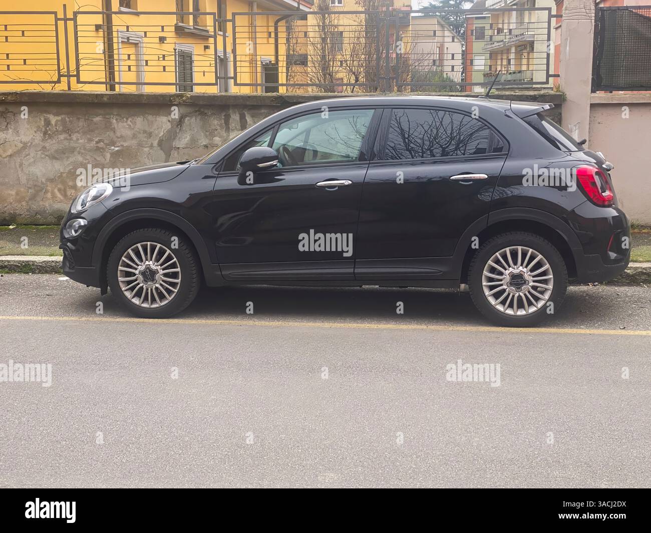 Crema, Italien - 2. März 2025 parkte Fiat 500X, ein kompakter Crossover-SUV des italienischen Autoherstellers Fiat, der sein elegantes Design und sein urbanes Design präsentiert Stockfoto