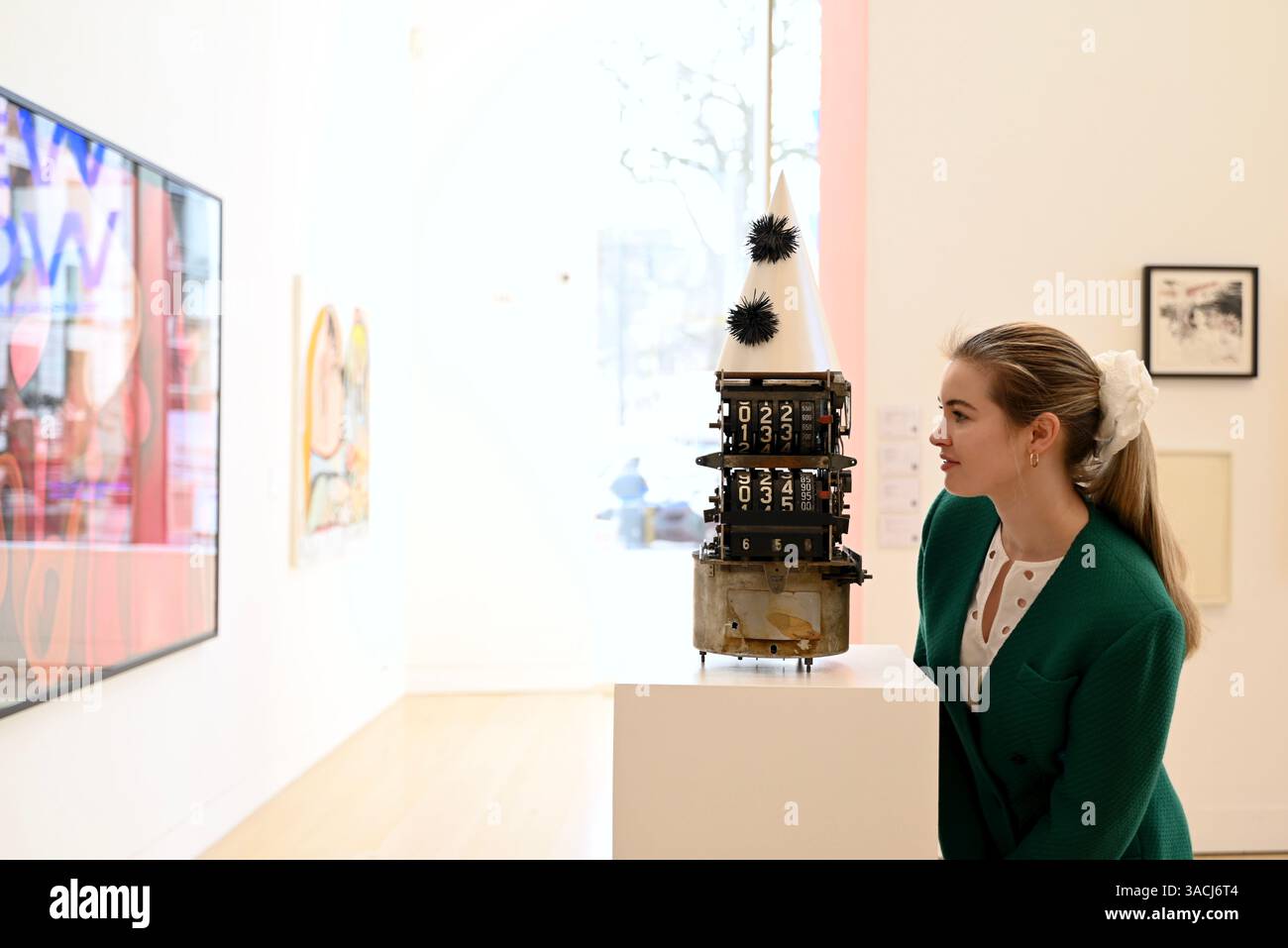 Höhepunkte in den Phillips London Galleries am Berkeley Square vor der Auktion New Now , Modern & Comtemporary Art am 10. April 2025 ... Stockfoto