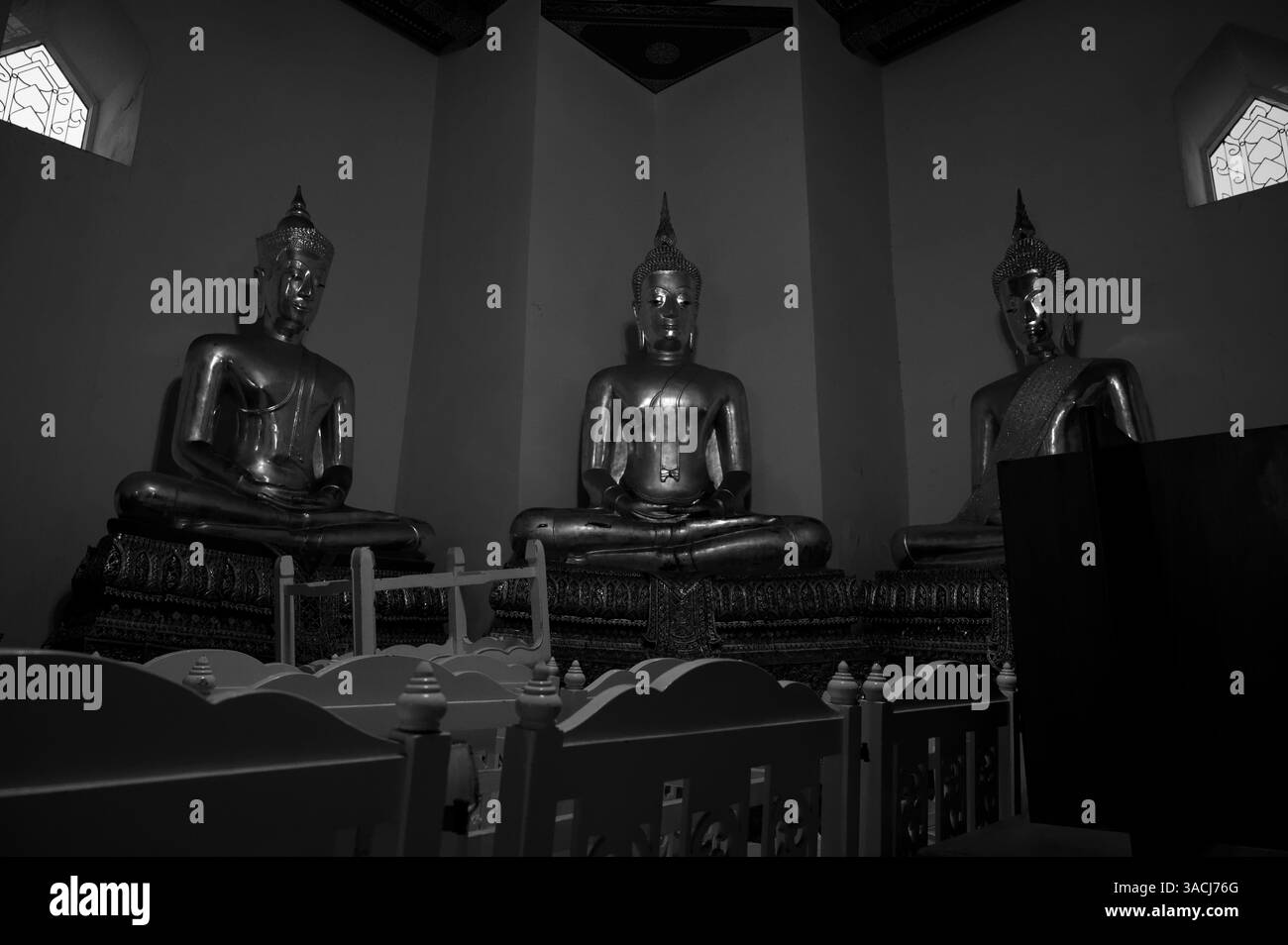 Drei Buddha-Statuen versteckt in einer Ecke des Wat Pho Tempels Stockfoto