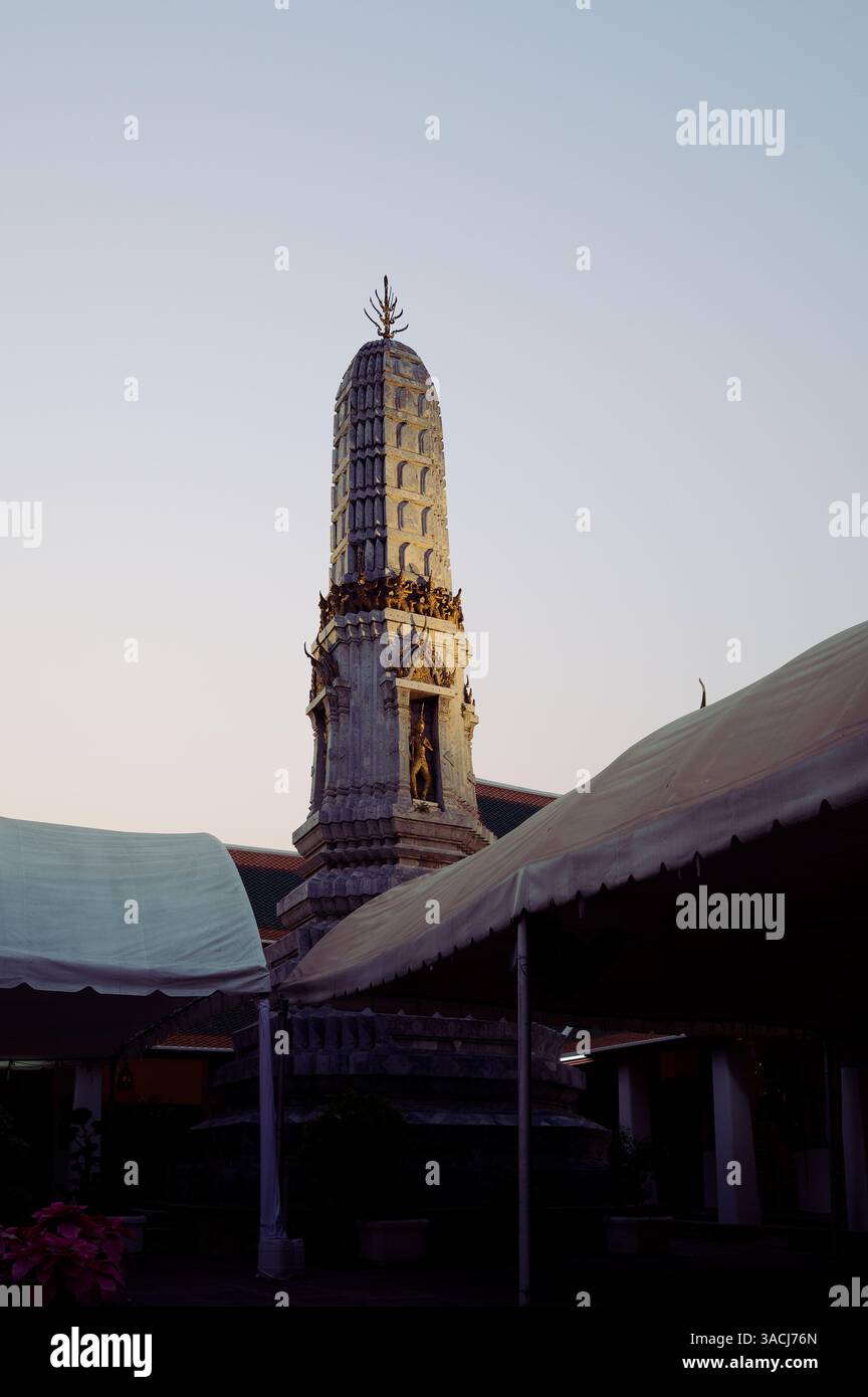Alte Stupa in sanfter Dämmerung im Tempel Wat Pho getaucht Stockfoto