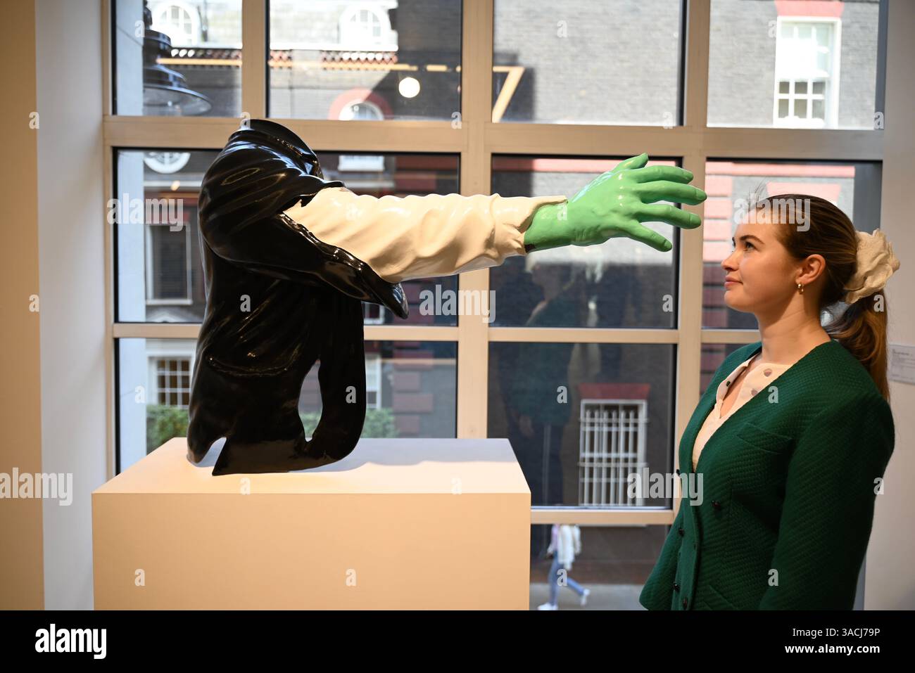 Höhepunkte in den Phillips London Galleries am Berkeley Square vor der Auktion New Now , Modern & Comtemporary Art am 10. April 2025 ... Stockfoto