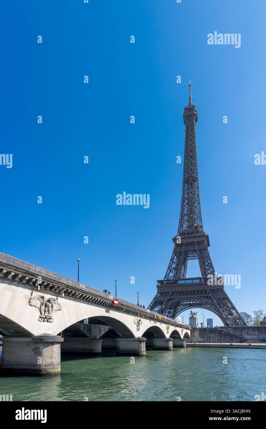 Paris, Frankreich - 03 31 2025: Seine-Quais. Blick auf den Eiffelturm und die Iena Brücke von den Kais Stockfoto