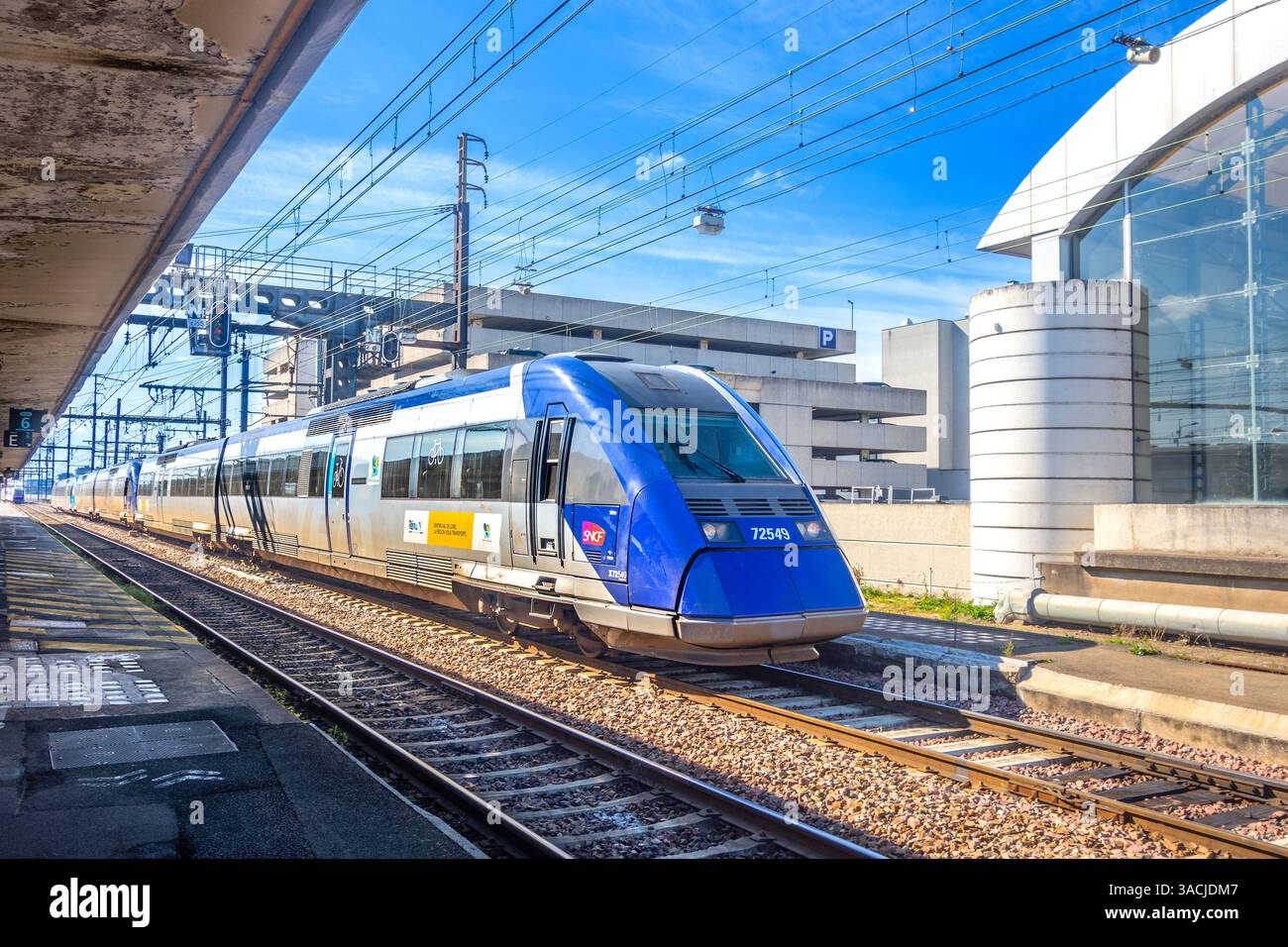 SNCF-Dieseltriebwagen der Klasse X 72500, gebaut von Alstom zwischen 1997 und 2002 im Bahnhof Saint Pierre des Corps, Tours, Indre-et-Loire (37), Frankreich. Stockfoto