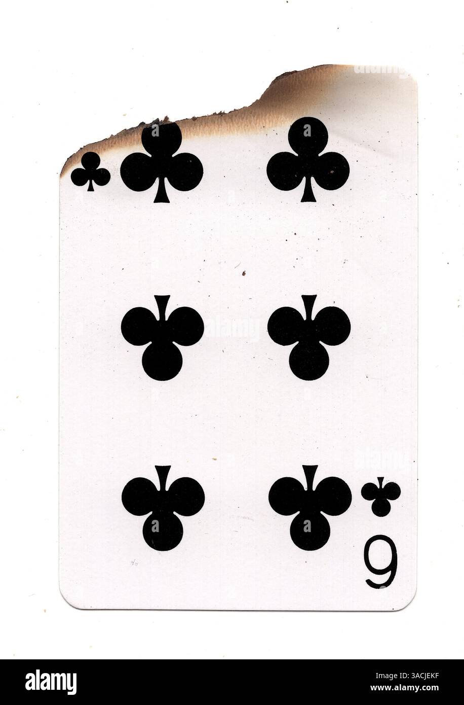 Eine teilweise verbrannte Spielkarte im Anzug von Clubs auf weißem Hintergrund. Stockfoto