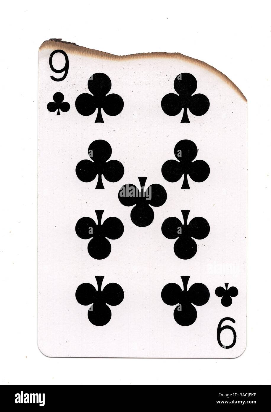 Eine teilweise verbrannte Spielkarte im Anzug von Clubs auf weißem Hintergrund. Stockfoto