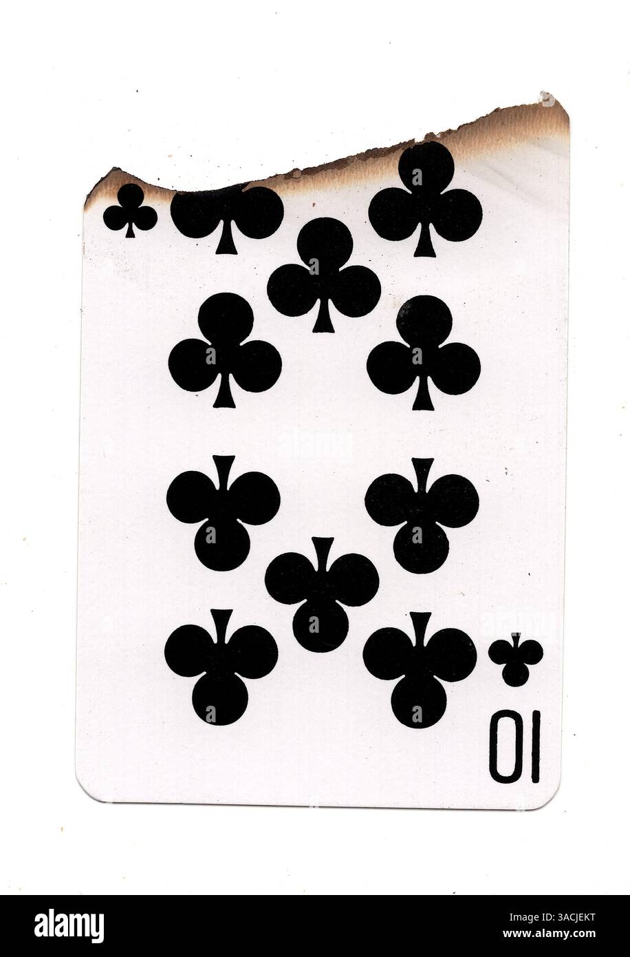 Eine teilweise verbrannte Spielkarte im Anzug von Clubs auf weißem Hintergrund. Stockfoto