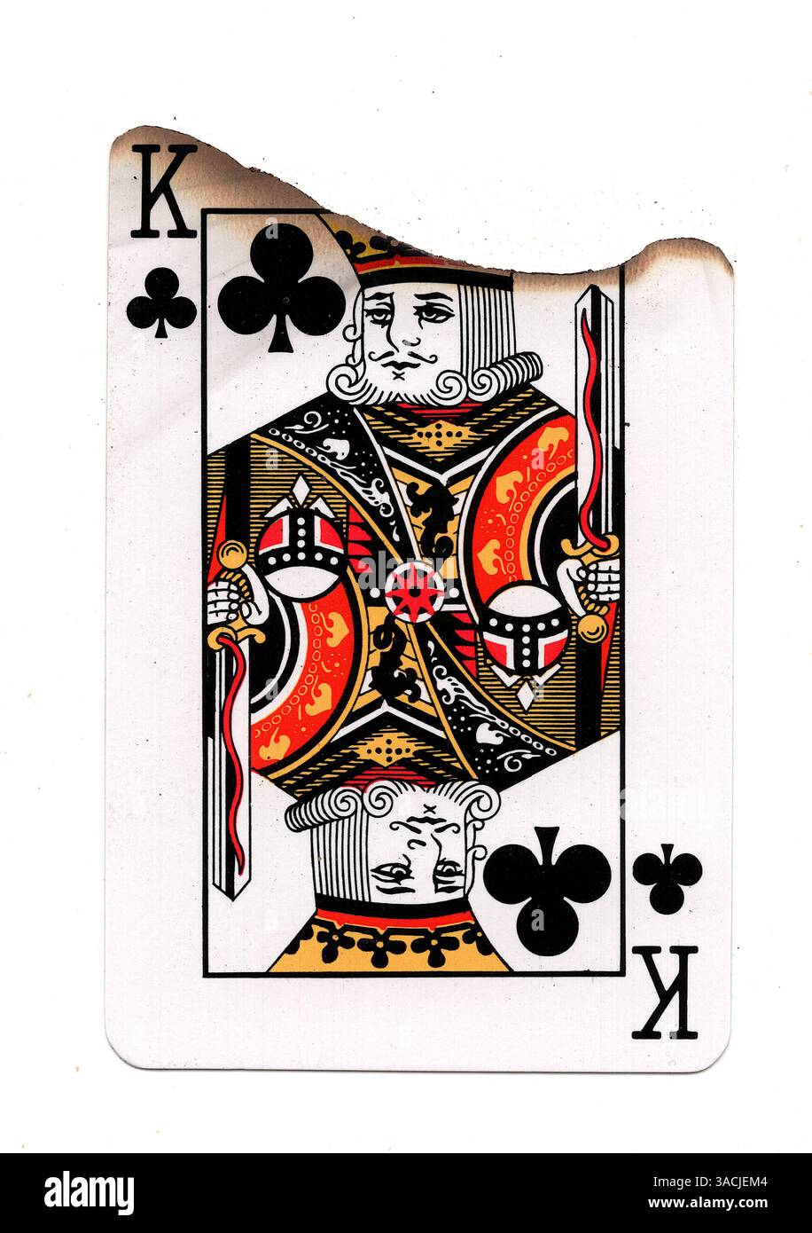 Eine teilweise verbrannte Spielkarte im Anzug von Clubs auf weißem Hintergrund. Stockfoto