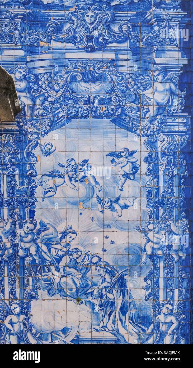 Fragment der Außenfassade. Kapelle der Seelen. Die Kirche ist mit blauen und weißen Azulejo-Fliesen bedeckt, mit Szenen aus dem Leben von Heiligen und Engeln. Stockfoto
