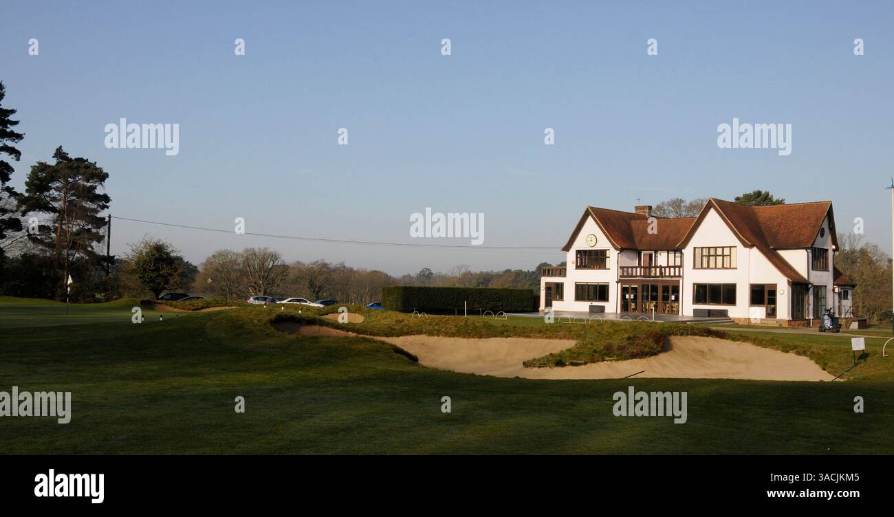 Blick auf Fairway Bunker und 18th Green und Clubhouse, Ipswich Golf Club, Ipswich, Suffolk, England Stockfoto