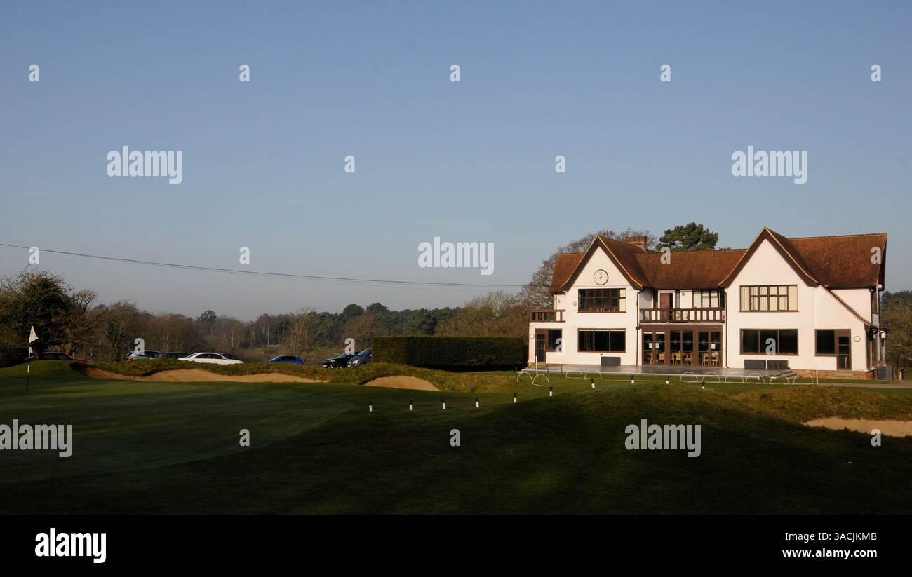 Blick auf Fairway Bunker und 18th Green und Clubhouse, Ipswich Golf Club, Ipswich, Suffolk, England Stockfoto