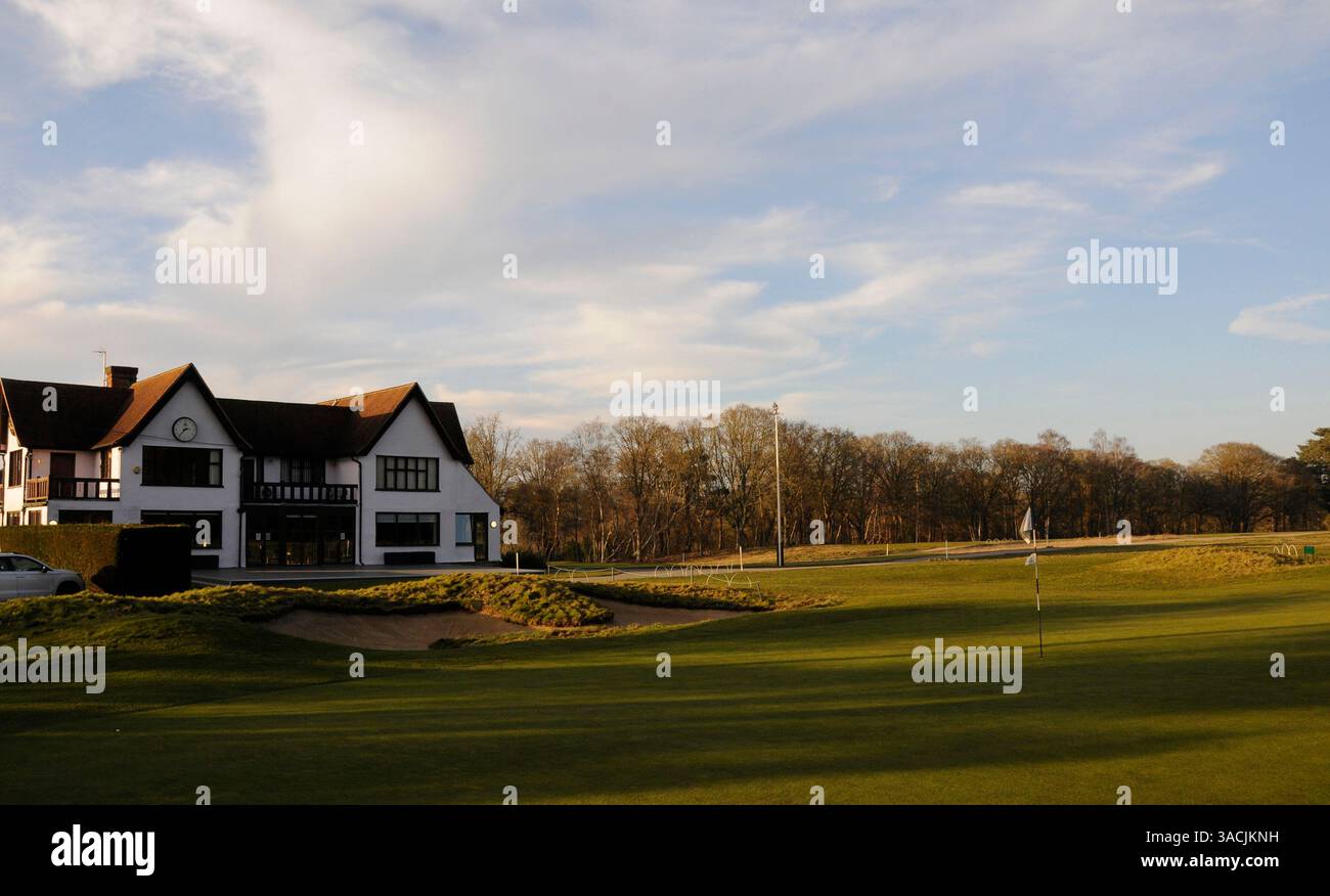 Blick über 18th Green zum Clubhouse, Ipswich Golf Club, Ipswich, Suffolk, England Stockfoto