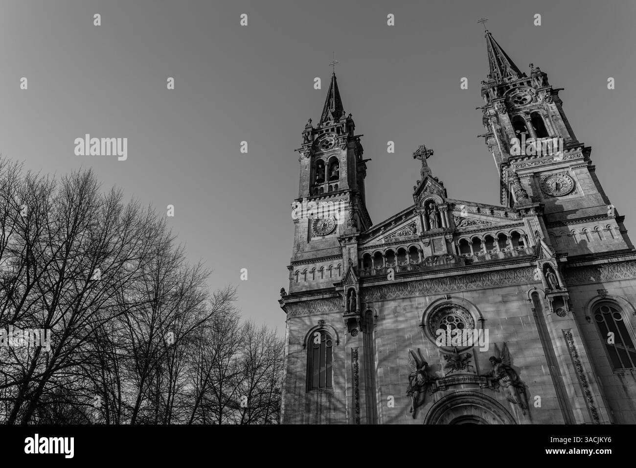 Die Basilika Sao Torcato ist ein Tempel im hybriden Stil mit klassischen, gotischen, Renaissance- und romantischen Elementen, Guimaraes, Braga, Portugal. Stockfoto