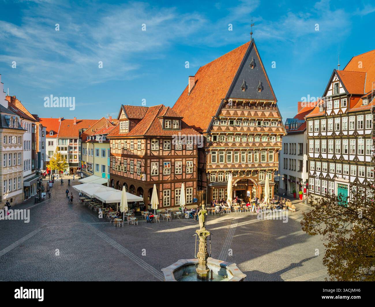 Historischer Marktplatz in Hildesheim, Deutschland an einem sonnigen Tag Stockfoto