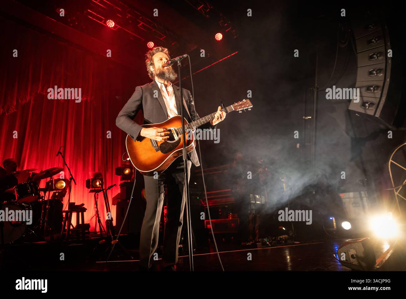 Oslo, Norwegen. April 2025. Der amerikanische Sänger, Songwriter und Musiker Father John Misty gibt ein Live-Konzert in der Sentrum Scene in Oslo. Stockfoto
