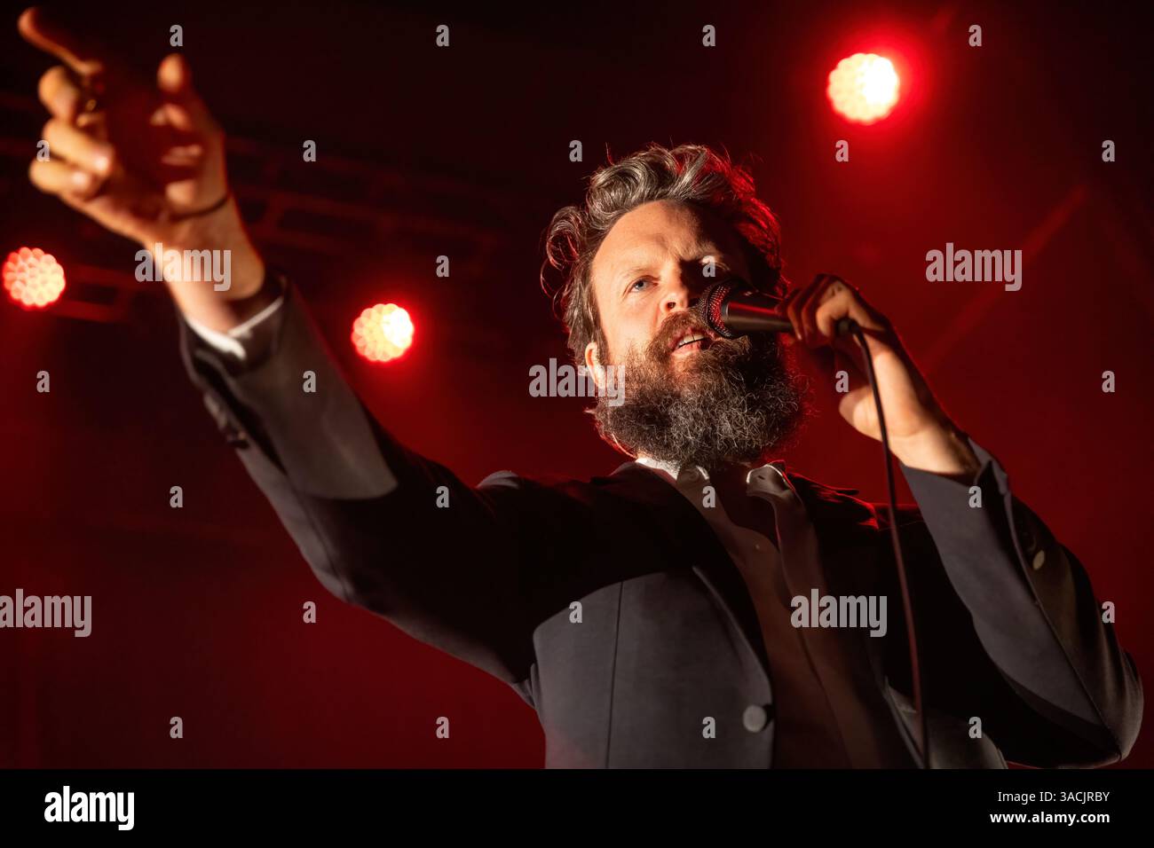 Oslo, Norwegen. April 2025. Der amerikanische Sänger, Songwriter und Musiker Father John Misty gibt ein Live-Konzert in der Sentrum Scene in Oslo. Stockfoto