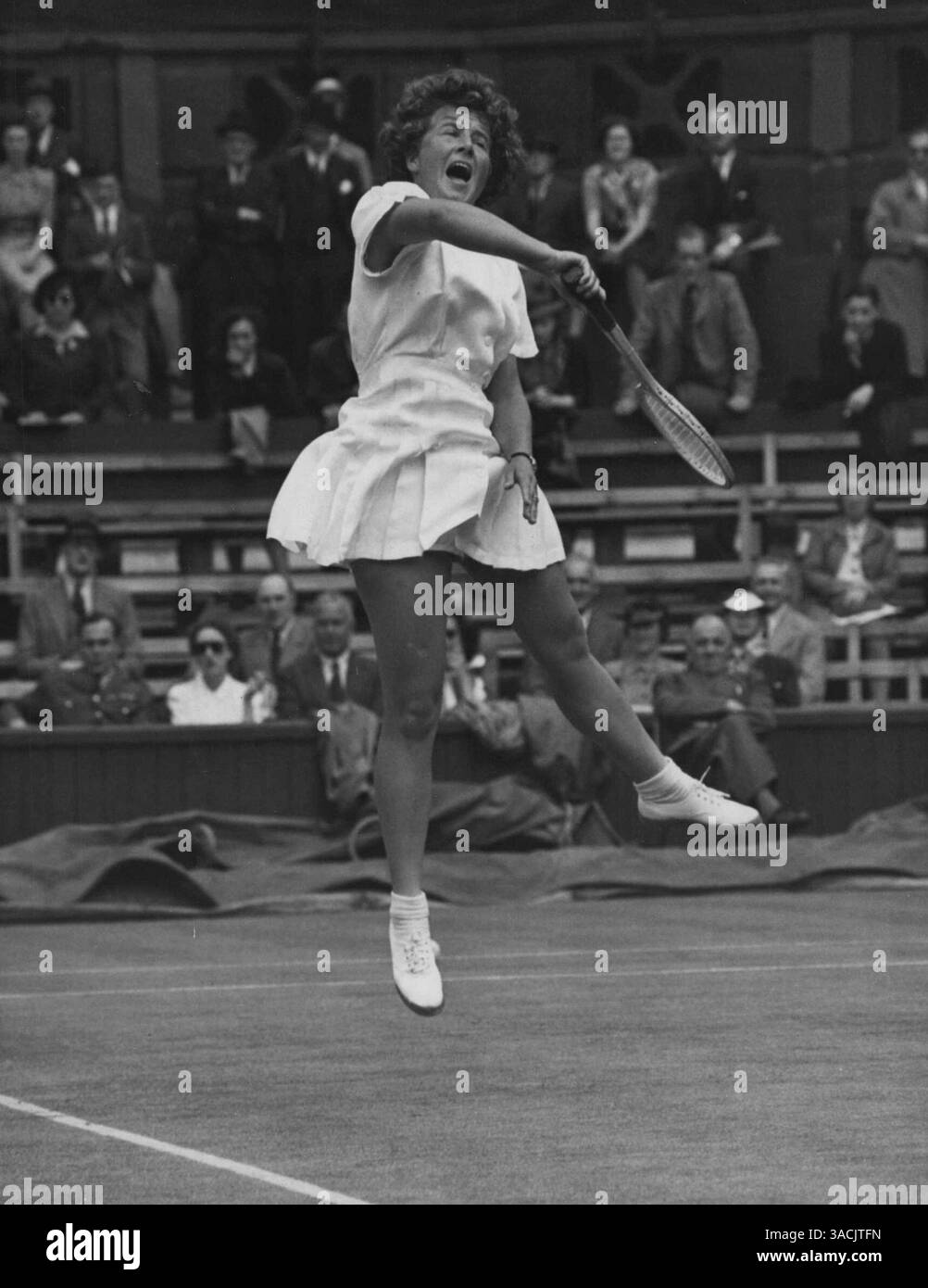 Wimbledon Lawn Tennis Championships Picture zeigt:- eine ausdrucksstarke Action-Aufnahme von Miss D. ('Dodo') Bund Y (USA) im Spiel gegen Mrs. M., die HNS (Großbritannien) passiert. Miss Bundy gewann diese Singles maton 6-4, 6-1 - aufregende Neuigkeiten zu Wimbledons 'Old Brigade' für Miss Bundy ist die Tochter von May Sutton, die zweimal die Women's Championships in 1905 und 1907 gewann. Juni 1946. (Foto von Reuterphoto). Stockfoto