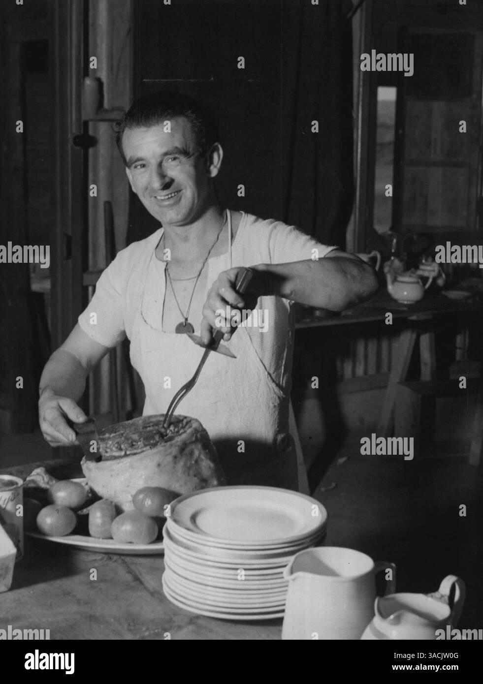 Er soll der kleinste Mann in der A.I.F. sein. Privatmann R. Hollow im Offiziersmassel. Er ist 1,80 m groß und stammt aus Mornington Victoria. Er kämpfte im letzten Krieg mit den britischen Streitkräften. August 1940. Stockfoto