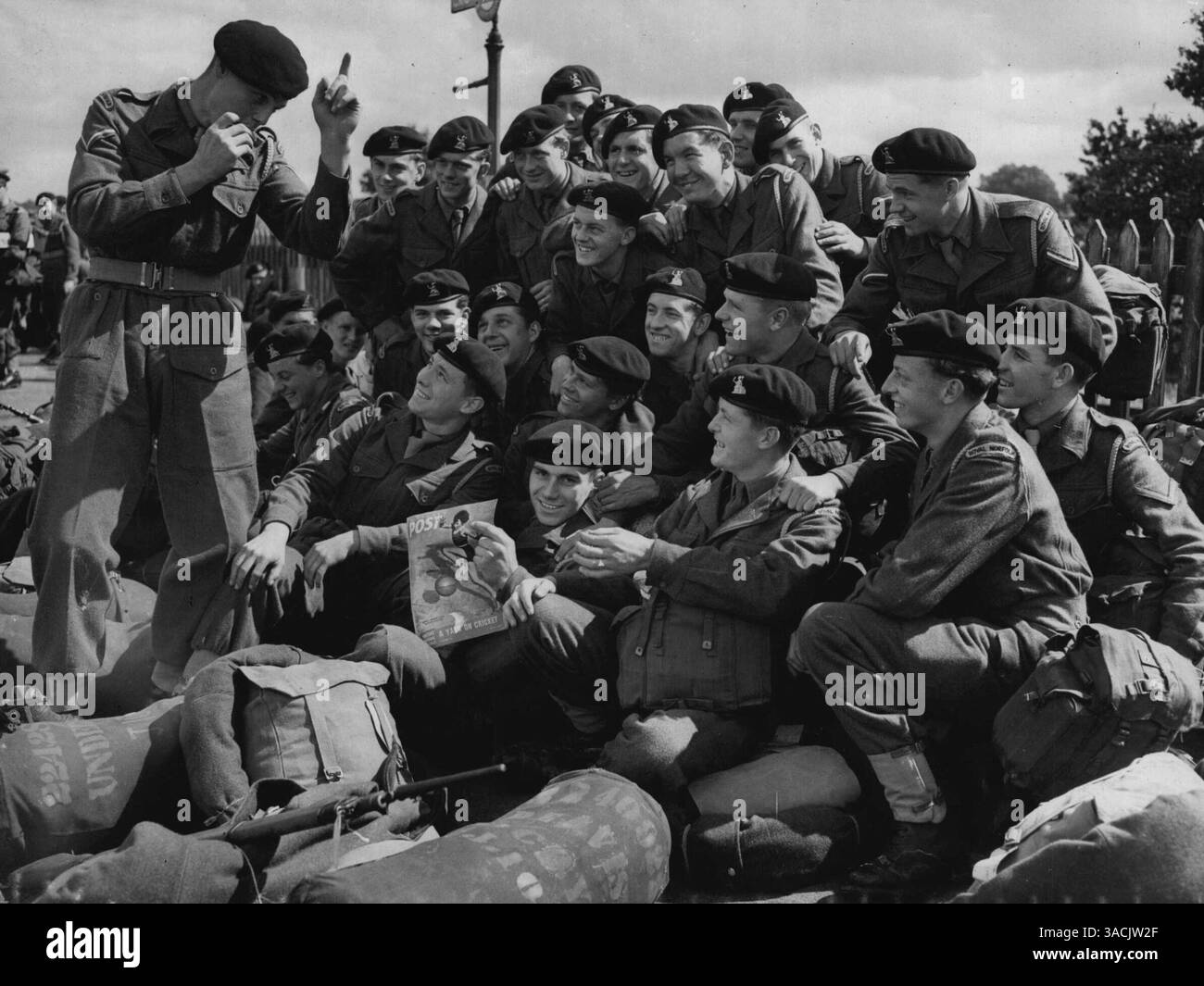Norvolks reisen mit Truppe nach Korea ab -- einige der Truppen nahmen an einem spontanen Konzert Teil, während sie auf den Zug warteten. Das 1. Bataillon, das Royal Norfolk Regiment, verließ Crowborough, Sussex, heute Nachmittag nach Southampton, um sich mit dem Truppenschiff Empire Orwell auf dem Weg nach Korea zu begeben, wo sie helfen werden, die 29. Infanterie-Brigade zu entlasten. August 1951. Stockfoto