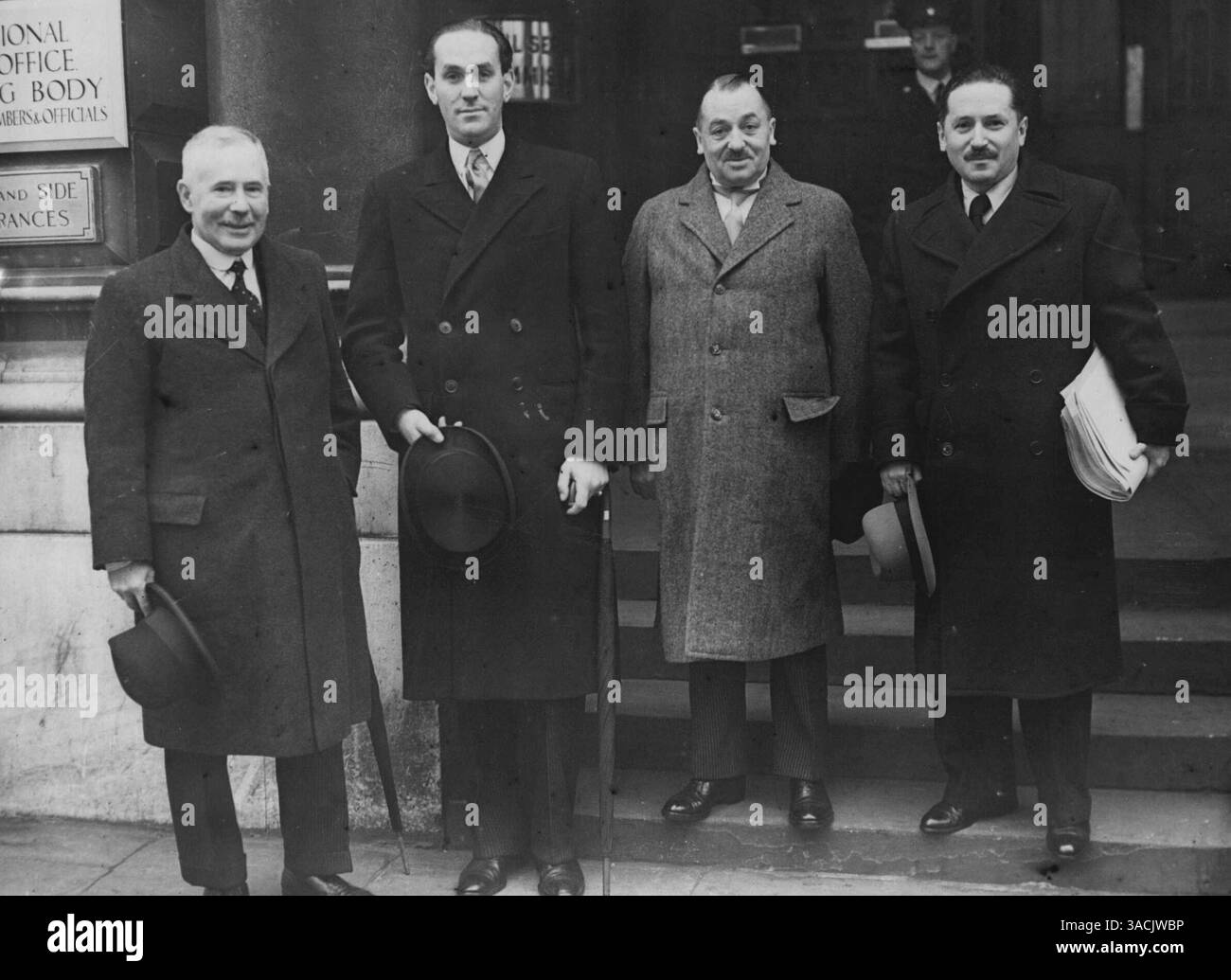 Arbeitsminister bei der Eröffnungssitzung der Internationalen Arbeit in London. Das Verwaltungsorgan des Internationalen Arbeitsamtes tagt zum ersten Mal in London im Burlington House, Piccadilly, zu seiner 85. Sitzung. Vertreter von 16 Regierungs- und Arbeitgeber- und Arbeitnehmerverbänden sind anwesend. Fotoshows: Von links nach rechts - Sir Thomas Phillips (Ständiger Sekretär im Arbeitsministerium): Herr A. T. Lennox Boyd (parlamentarischer Sekretär im Arbeitsministerium) Herr Ernest Brown (Minister für Arbeit) und Herr I. Soubbotitch von Jugoslawien kommen zur Eröffnungssitzung. Oktob Stockfoto