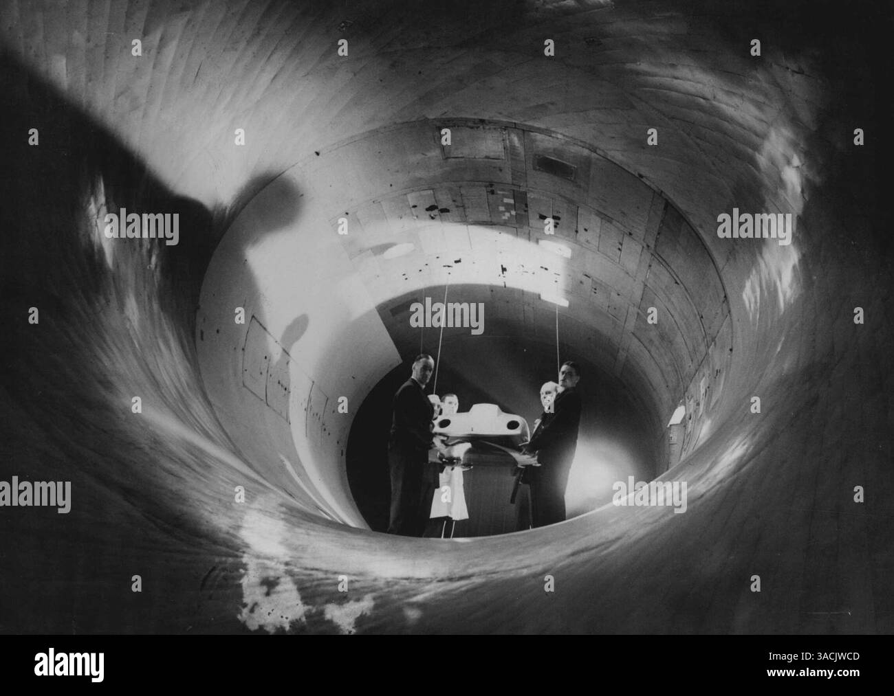 Campbell kann in „Blue Bird“-Tests schneller fahren, beweisen: Neue Wasserausgaben Rekordversuch bei 62 - mit Jet-Motor. Experimente in Verbindung mit Sir Malcolm Campbells Rennboot „Blue Bird“ wurden im Windkanal der Fairey Aviation Company in Hayes, Middlesex, durchgeführt, um Sir Maloolms Versuch vorzubereiten, seinen eigenen Weltrekord für die Wassergeschwindigkeit zu brechen, den er im Jahr 1939 von 141,7 Stundenkilometern erzielte. Die Zitzen, in denen ein Drittel der Skala verwendet wurde, zeigen, dass Campbell, der jetzt 62 Jahre alt ist, die höchste Geschwindigkeit, die er bisher auf Wasser erreicht hat, deutlich übertreffen kann. Februar 1 Stockfoto