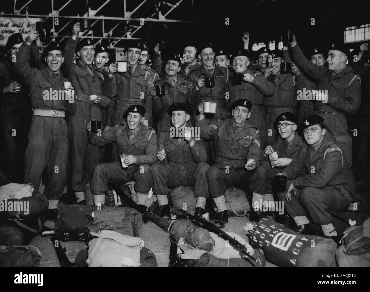 Die Norvolks in Korea jubeln -- Unteroffiziere und Privatsoldaten des 1. Bataillons, das Royal Norfolk Regiment, geben einen Applaus, während sie Tee am Quayside in Southampton trinken, heute Abend, den 29. August, bevor sie sich auf das Truppenschiff Empire Orwell begeben. Morgen segeln sie unter dem Kommando von Oberstleutnant J.H.R. Orlebar, um eine Infanterieeinheit der 29. Brigade zu ersetzen, die in Korea dient. August 1951. (Foto von (Foto von zugehörigem Pressefoto). Stockfoto