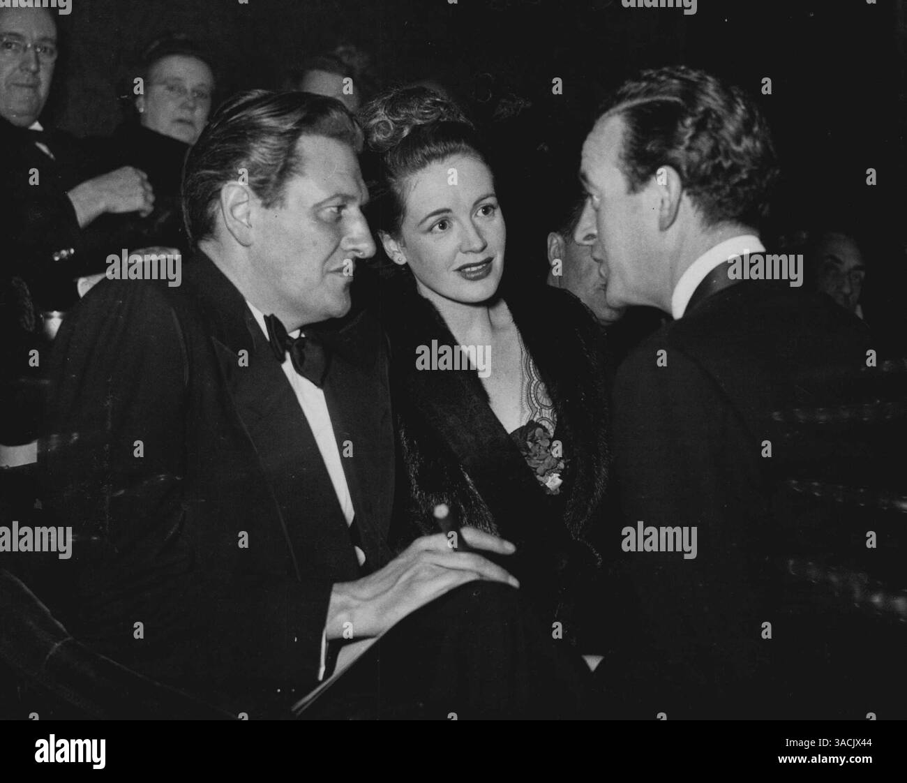 Weltpremiere. David Niven hat ein interessiertes Publikum für den Filmstar Phyllis Calvert und ihren Ehemann Peter Murray Hill bei der Weltpremiere der Londoner Filmproduktion von „an ideal Ehemann“. November 1947. Stockfoto