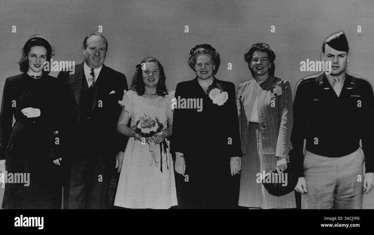 Frau Wm. G. Mitsch Jr. (verheiratete Tochter, Herr Lutler, Frau Catherine Butler, Frau Butler, Miss Mary Butler (wird Braut von Raymond W. Higgins, 19. Juni 1946) Lt. Walter Butler 111. Juli 1946. Stockfoto