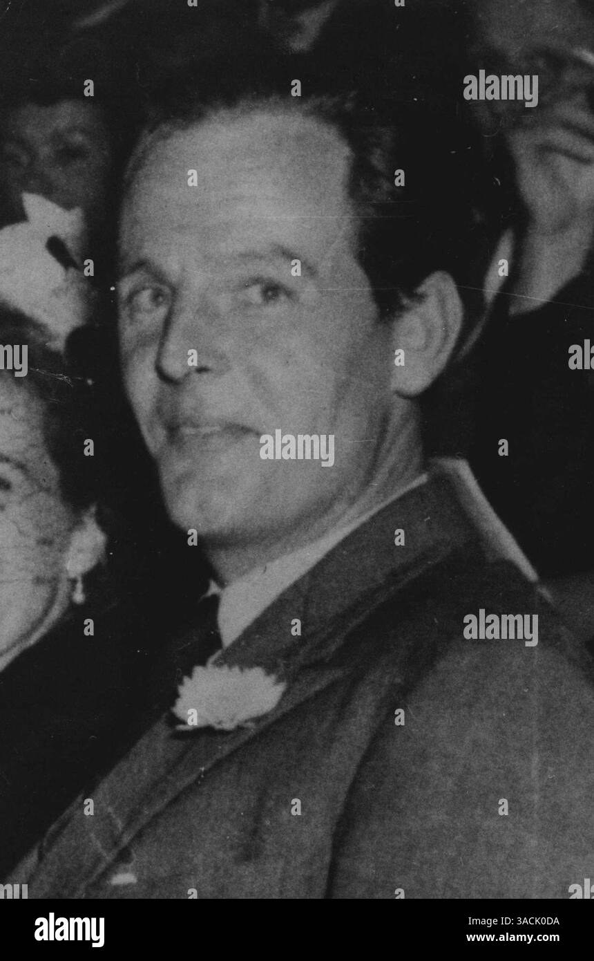 Ein neues Bild von Herrn Donald Maclean, 38-jähriger Leiter des amerikanischen Ministeriums des britischen Außenministeriums - einer der beiden vermissten Diplomaten, für die ein Kontinent - Wide Search läuft. Bei Maclean wird Mr. Guy Burgess, 40, ein zweiter Sekretär, vermisst, der in London nach einem kurzen Aufenthalt in Washington auf eine Posting im Ausland wartete. Die beiden Männer verschwanden von dem 170 Tonnen schweren Cross - Channel Steamer Falaise und ließen ihr Gepäck an Bord. Telegramme, die aus Paris geschickt wurden, wurden von Verwandten in England empfangen. Diese, wie man gelernt hat, waren nicht in ihrer eigenen Handschrift, als sie übergeben wurden Stockfoto