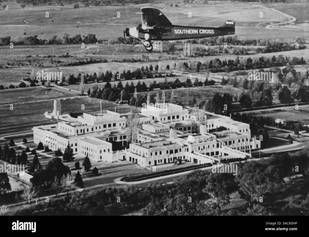 'Southern Cross' fliegt wieder -- das 'Southern Cross', berühmte alte Flugzeug, in dem der verstorbene Sir Charles Kingsford-Smith 1928 einen 8.000 Meilen langen SPRUNG von Oakland, Kalifornien, nach Australien machte, fliegt in einem Testflug über die parlamentsgebäude in Canberra, Australien. Das Flugzeug wurde aus dem Museum von Canberra wiederbelebt, um es in einem Film zu verwenden, der das Leben von Kingsford-Smith darstellt. Oktober 1945. (Foto von zugehörigem Pressefoto). Stockfoto