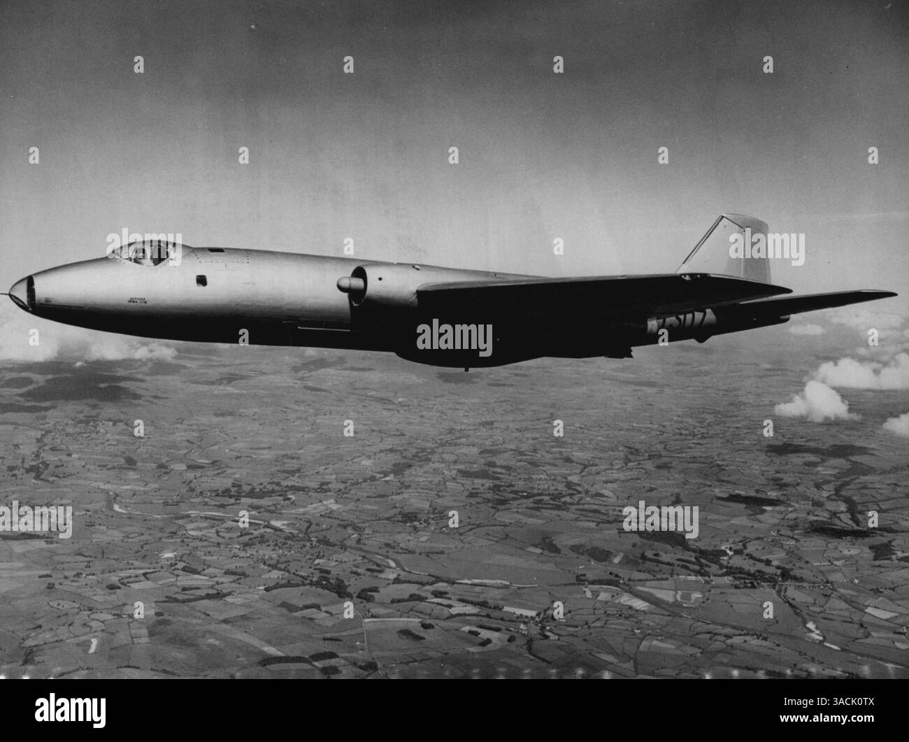Für die RAF in Deutschland -- die bald mit einigen Royal Air Force Geschwadern der 2. Alliierten Tactical Air Force in Deutschland in Dienst gestellt werden, sind englische elektrische Canberra Mark 6 Bomber, die speziell für Bodenangriffe in der Nacht ausgerüstet sind. Das Flugzeug trägt Bomben unter den Flügeln und ein stromlinienförmiges Geschützpaket mit vier 20-mm-Kanonen unter dem Rumpf, das in diesem Flugzeug sichtbar ist, das von einem Testpilot der English Electric Company geflogen wird, bevor es an die RAF geliefert wird. August 1955. (Foto von Reuterphoto). Stockfoto