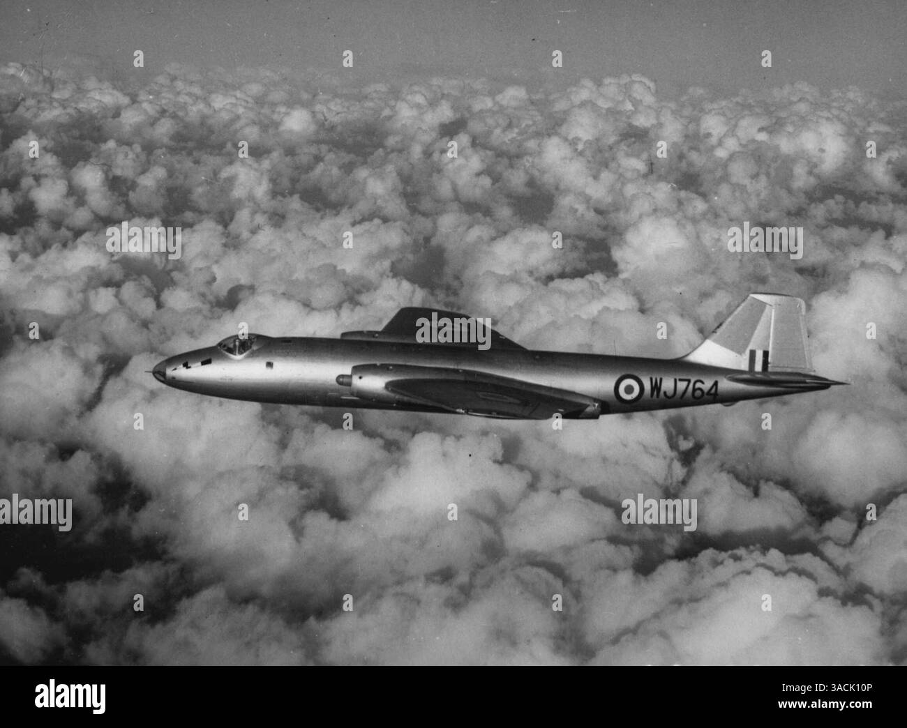 Canberras für Malaya -- diese ersten Luft-Luft-Fotos des ersten Jet Canberra B.6, das mit dem Bomber Command in den Squadron ging, wurden während kürzlicher Übungen von No. 101 Squadron, Royal Air Force, Binbrook, Lines, über Nordwestengland gemacht. Am 7. Februar soll eine Abtruppe von vier Canberra B.6 Bombern das Vereinigte Königreich verlassen, um in Malaya operative Prozesse durchzuführen und sich gegen die kommunistischen Terroristen im tiefen Dschungel der Föderation Malaya zu engagieren. Die ersten Doppeljet-Bomber, die bei der Far East Air Force eingesetzt werden, werden in Roy stationiert sein Stockfoto