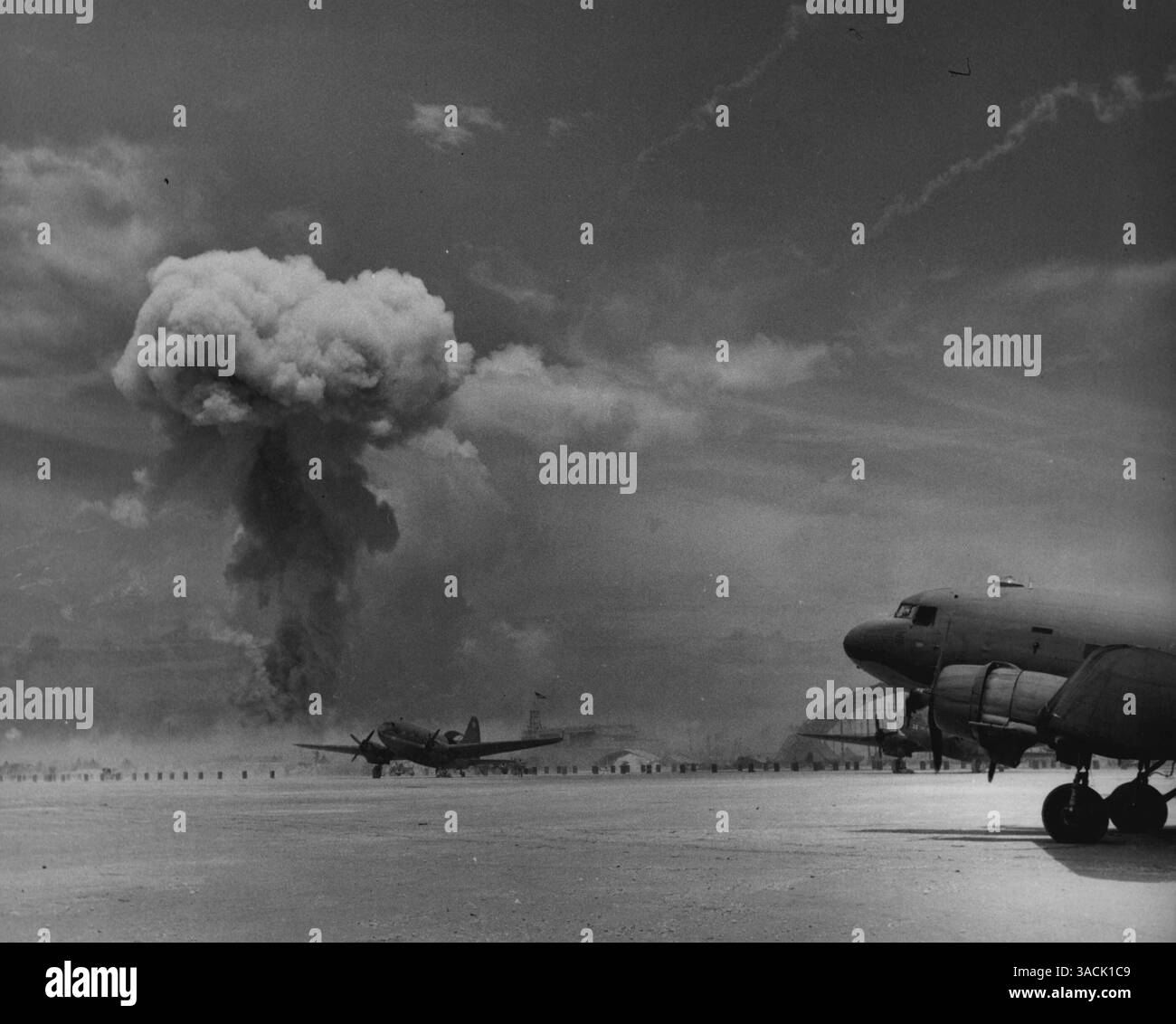 Munition Dump steigt in Rauch auf -- Eine riesige Rauchsäule. Erhebt sich von einer Munitionsdeponie auf Peleliu Island in der Nähe des Flughafens in den Himmel. Einige der Transporter des Marine Corps auf dem Flugplatz wurden während des Feuers getroffen, der durch zahlreiche Explosionen gekennzeichnet war. Oktober 1944. (Foto: Offizielles Foto des U.S. Marine Corps). Stockfoto