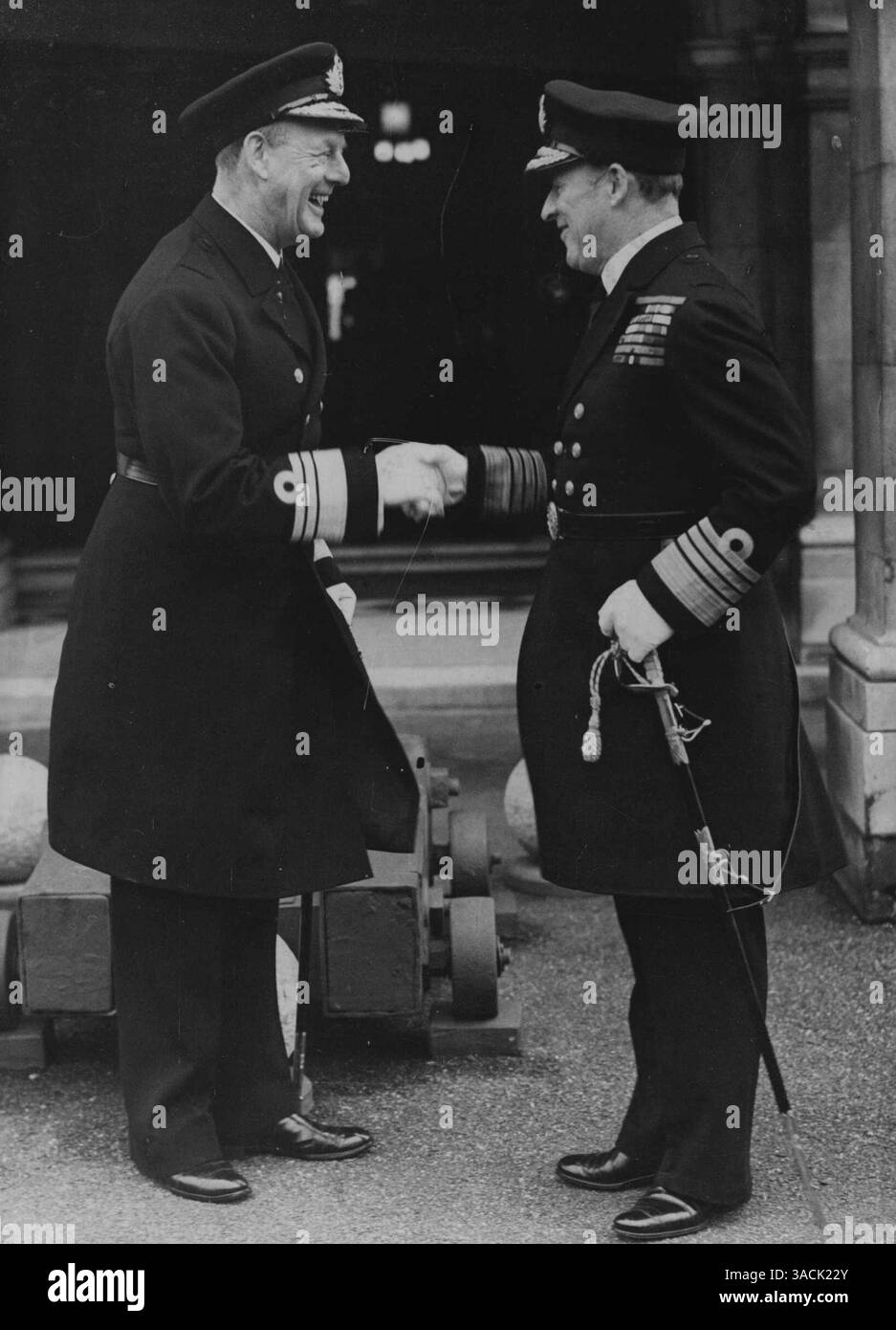 Vizeadmiral Brownrigg übernimmt das Kommando über den Nobe. Der Vizeadmiral Sir Henry Brownrigg schüttelt heute die Hände im Chatham Dockyard. Vice-Adml. Sir Henry J. Studholme Brownrigg übernahm heute das Kommando über den Nobe, als Nachfolger von Admiral Sir Edward R. C.R. Evans, der in den Ruhestand getreten ist. Januar 1939. (Foto von Keystone) Stockfoto
