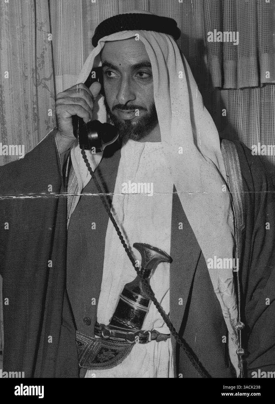 Dieser arabische Scheich (Zeid) aus der Buraimi-Oase (Persischer Golf) sagt, ihm wurde von König Saud von Arabien ein Bestechungsgeld in Höhe von 30 Millionen Pfund angeboten, um seine ölreichen Ländereien an ein amerikanisches Unternehmen zur Ausbeutung zu übergeben. Großbritannien, das ebenfalls das Territorium beanspruchte, zwang die Aussteller zu einem Schiedsverfahren, um über ihre Eigentumsverhältnisse zu entscheiden. Ihr Gesandter verließ das Tribunal, als versucht wurde, seine Unparteilichkeit zu zerstören. Buraimi soll noch reicher sein als Saudi-Arabien, aus dem das amerikanische Unternehmen und König Saud enorme Reichtümer schöpfen. Oktober 1955. (Foto: Central Press Photos Ltd) Stockfoto