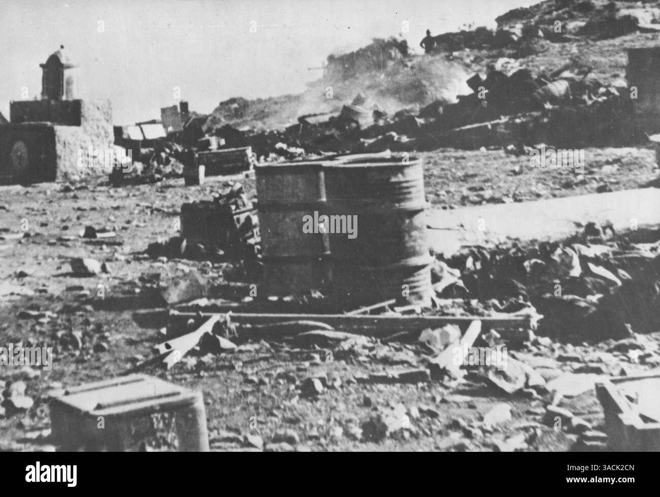 Ruinen der ehemaligen deutschen Basis auf Korsika – deutsche Soldaten, die vor den französischen Truppen flohen, hinterließen diese rauchenden Ruinen einer Munitionsdeponie in der Nähe von Teghime auf der Insel Korsika. Die französische Insel wurde von den Stammesbeamten der französischen Armee aus Nordafrika und korsischen Patrioten befreit. Januar 1943. (Foto von U.S. Office of war Information Pictures). Stockfoto