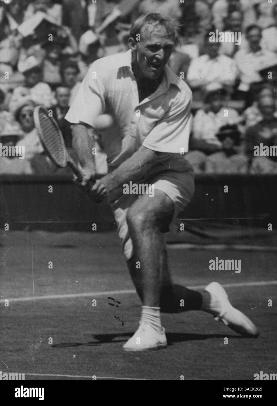 Bromwich gewinnt in der vierten Runde der Männer-Singles der Australier John Bromwich, der letztes Jahr der bezwungene Finalist ist, spielt in der dritten Runde der Männer-Singles in Wimbledon am 23. Juni eines seiner typischen Zweihänder-Schüsse gegen E. Fanin aus Südafrika. Bromwich Gewann Mit 6:1, 6:4, 6:1. Zwei weitere Australier, Frank Sedsman und George Worthington, sind ebenfalls sicher in der 4. Runde der Männer-Singles. 30. Januar 1951. (Foto von zugehörigem Pressefoto) Stockfoto