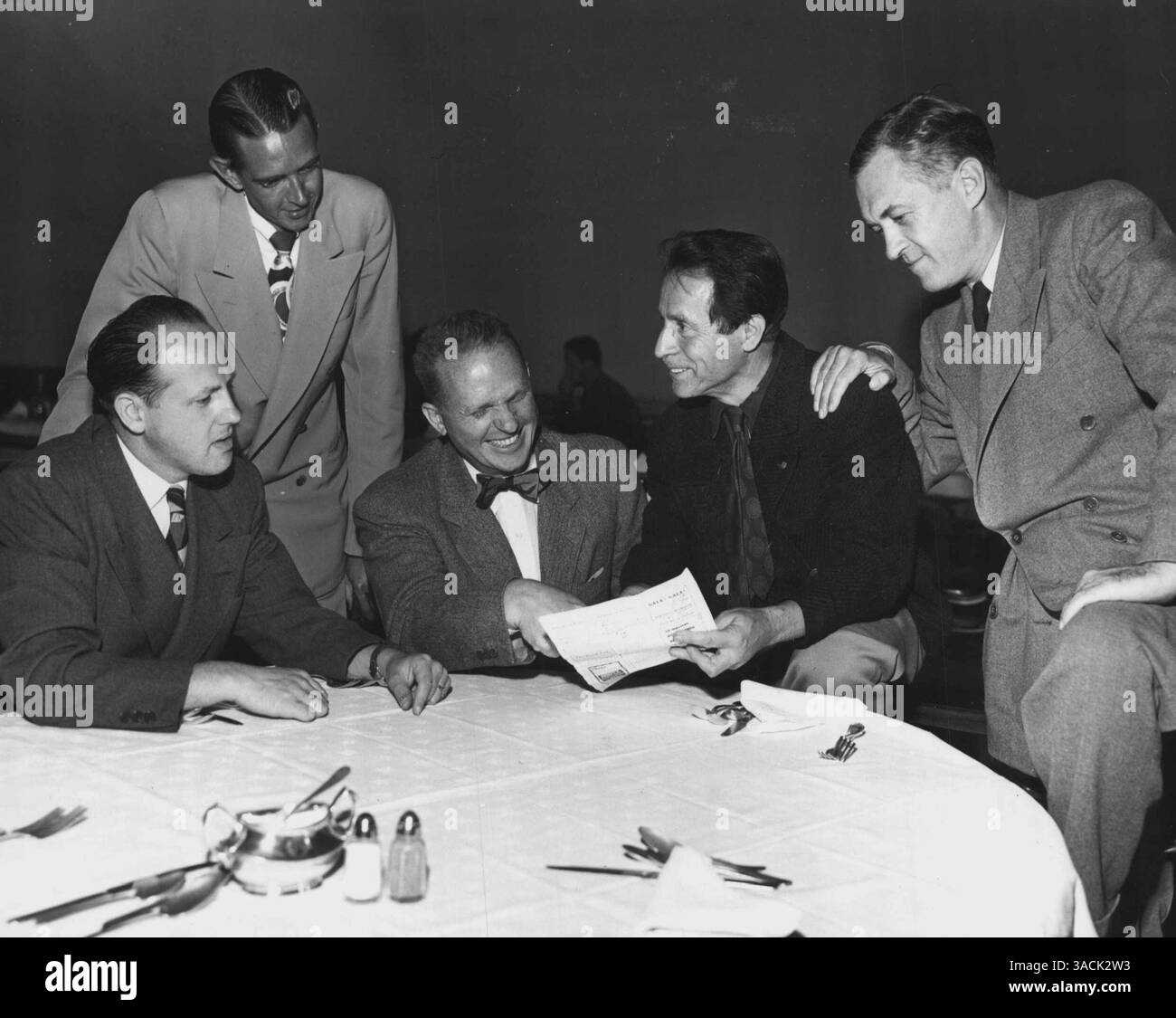 Mitglieder des „Board of Directors“ von Bufano's Studios, inc. Treffen sich mit dem Bildhauer, um sich um die Unternehmensgeschäfte zu kümmern. Von links nach rechts sind: Russ Wollden, San Francisco City Assessor; Neil Shaver, Magazine Executive; Nicholas Johnson, Fotograf; Benny Sufano und Ron wagoner, pacific Division newsmanager für united Press und Präsident des San Francisco Press Clubs. (Lon par Stock Brus Rome). April 1946. (Foto von ACME) Stockfoto