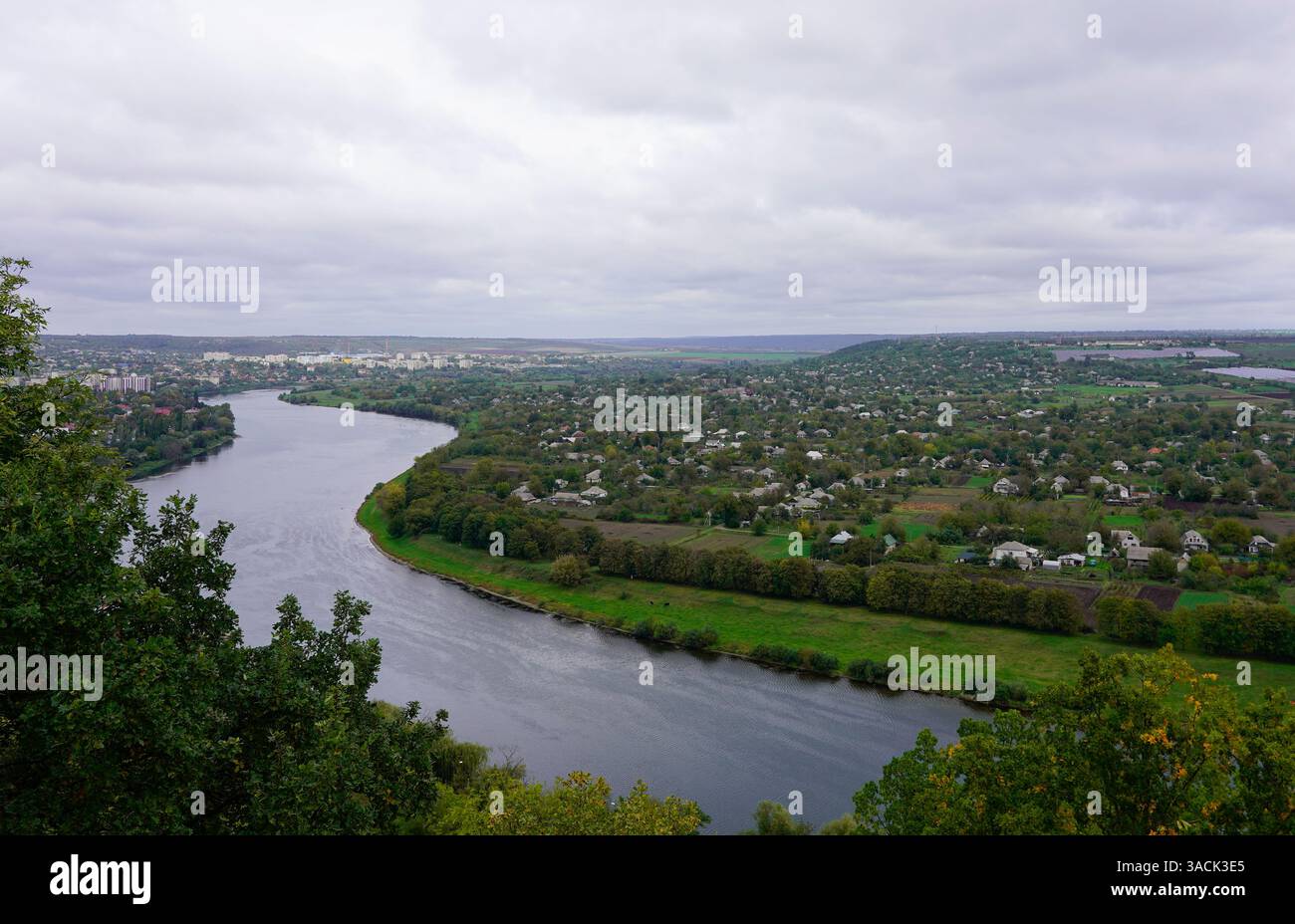Blick vom Hügel in Soroca, Fluss Dnepr mit Moldau auf der linken Seite und Ukraine auf der rechten Seite Stockfoto Blick vom Hügel in Soroca, Fluss Dnepr mit Moldau auf der linken Seite und Ukraine auf der rechten Seite Stockfoto