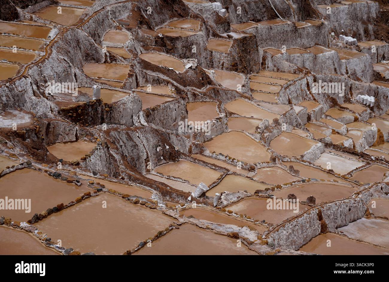 Salzteiche in der Nähe von Maras im Heiligen Tal von Peru Stockfoto
