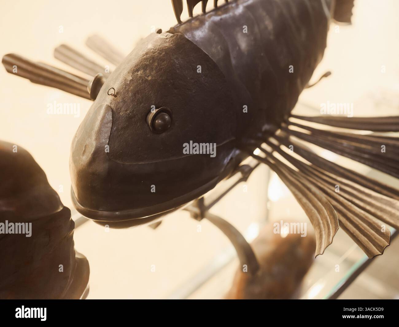 Eine Fischskulptur aus Metall, die außergewöhnliche Kunstfertigkeit und Kreativität zeigt, die über das gewöhnliche hinausgeht Stockfoto