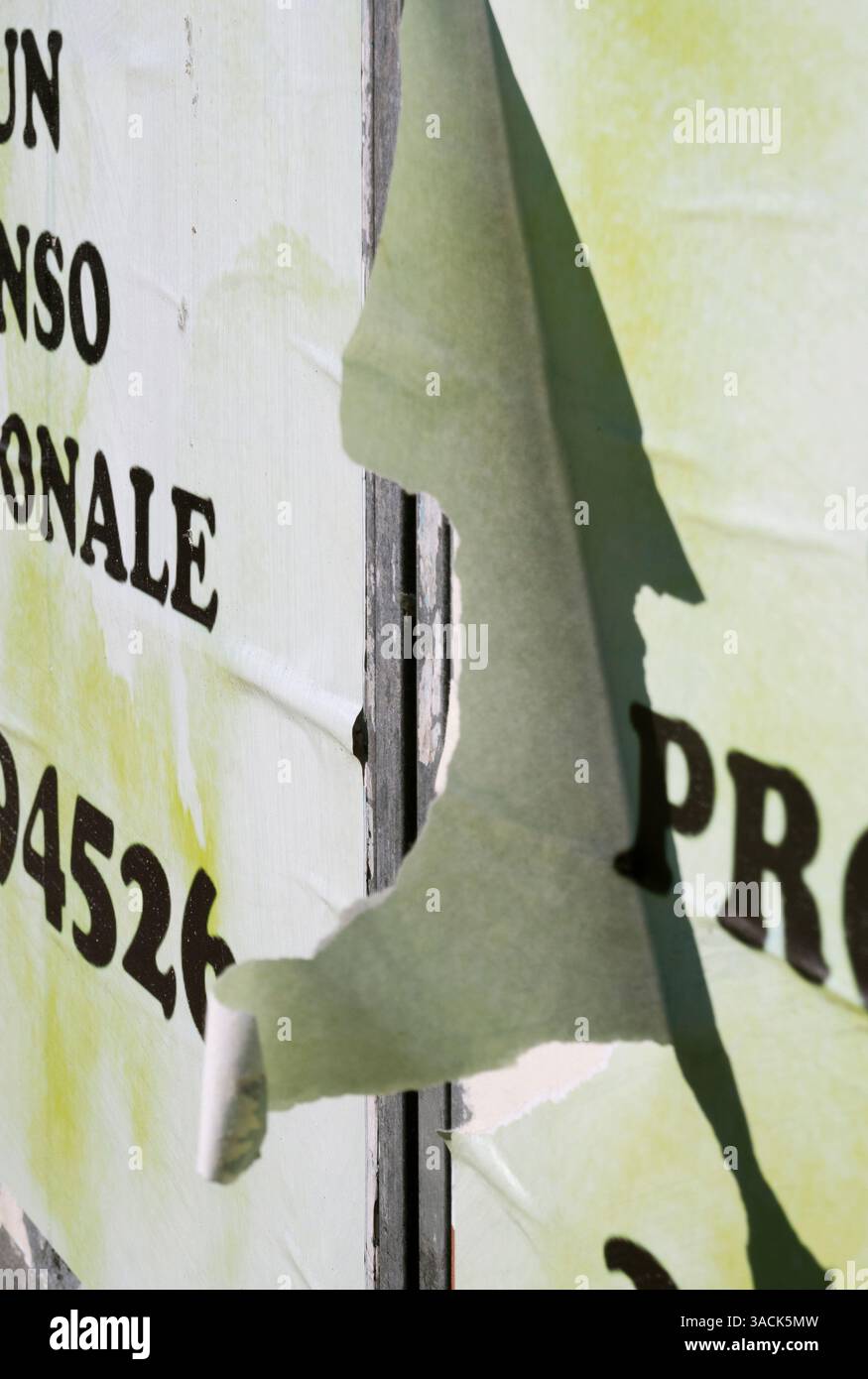Gerissenes, verklebtes Poster Stockfoto