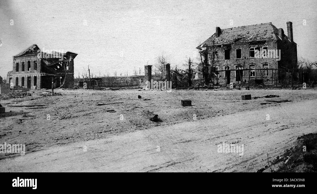 Combles – Les deux maisons Encoure debaut en Novembre 1918 – die beiden Häuser der Stadt, die im November 1918 nach dem Bombenangriff im Krieg noch übrig waren. Von einer Postkarte, die ursprünglich von L. Caron veröffentlicht wurde. Combles ist eine Gemeinde im Departement Somme der Region Hauts-de-France in Nordfrankreich. Stockfoto