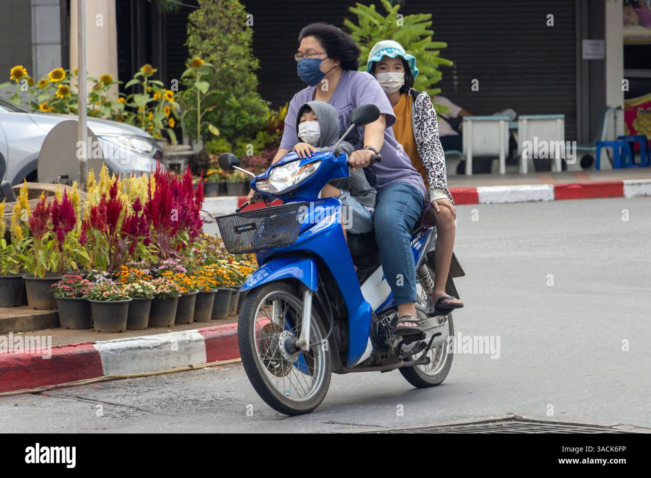 BETONG, THAILAND, 03. März 2024, Eine Frau fährt Kinder auf einem Motorrad. Stockfoto