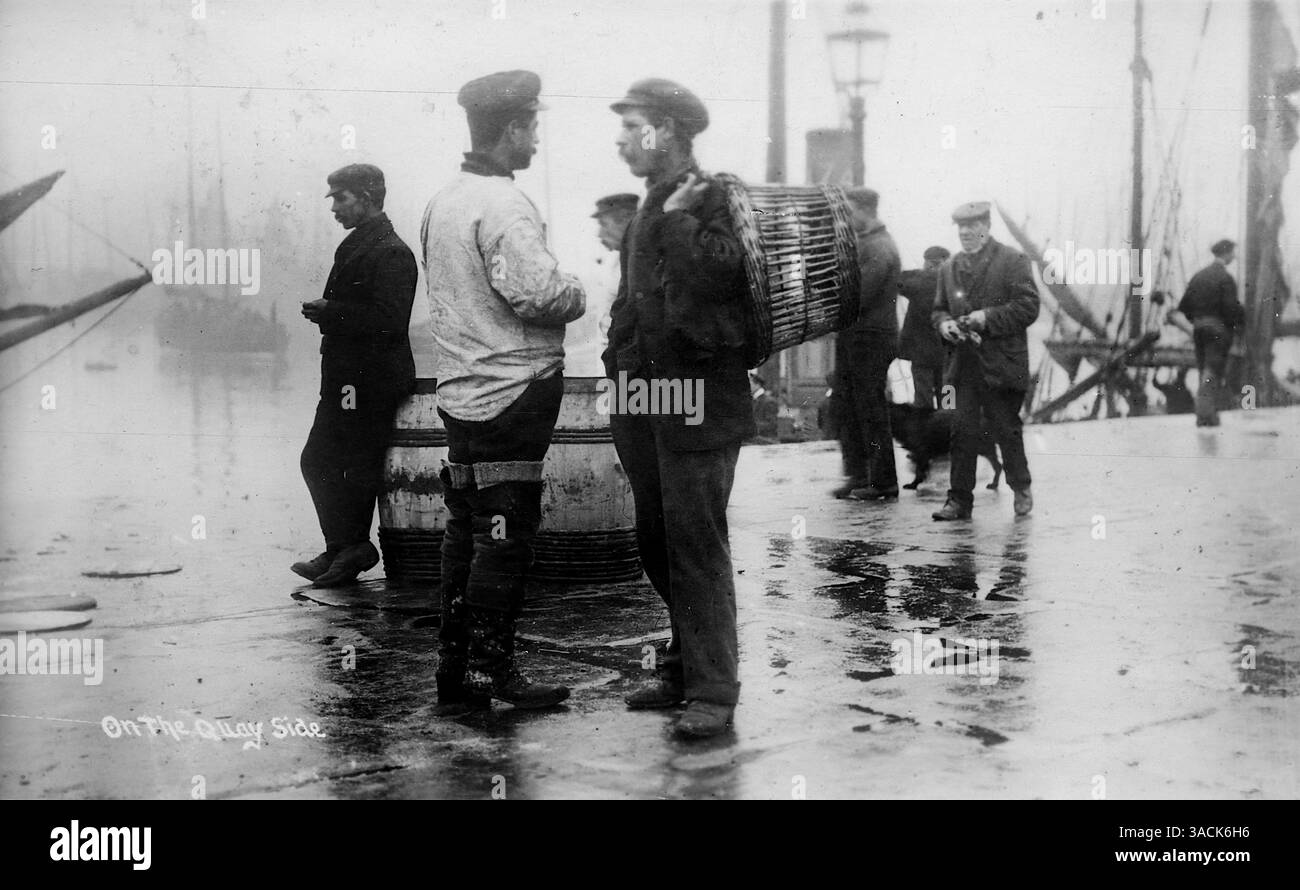 Auf der Quay-Seite, von einer Postkarte, die ursprünglich von William Haddon 1907 veröffentlicht wurde. Es ist unklar, aber das scheint die Docks bei Portishead zu sein, einer Küstenstadt in North Somerset, England, die sich an der Severn Mündung befindet. Dieses Bild der Sozialgeschichte zeigt die Fischer am Kai. Stockfoto