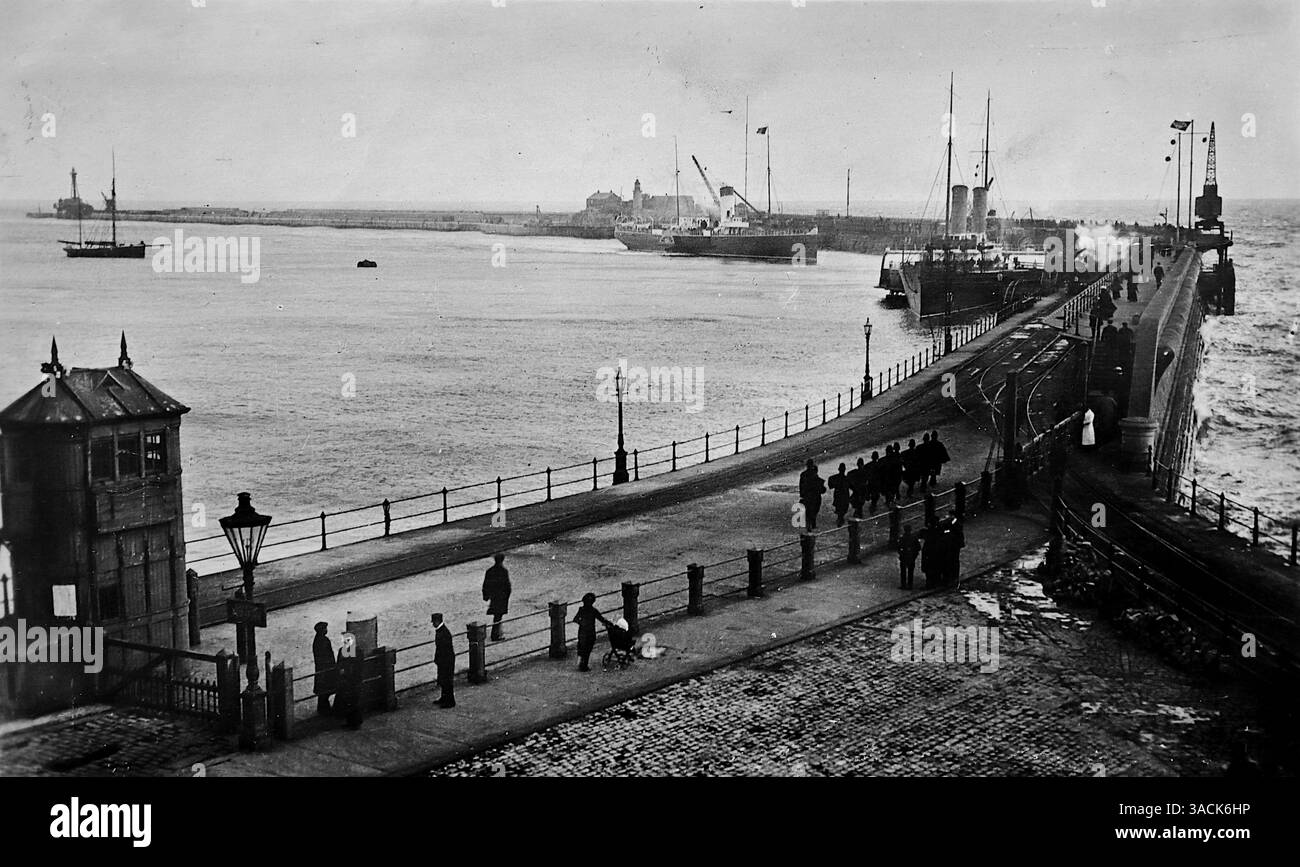Admiralty Pier, Dover, England, 1908. Von einer Originalpostkarte, die von der Rapid Photo Printing Co. Veröffentlicht wurde. Das Bild zeigt Menschen auf dem Pier mit Booten im Hafen. Stockfoto